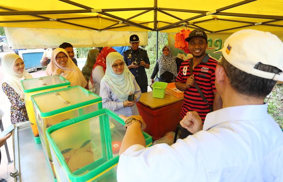 Hawkers prepared to cooperate as long as location is strategic