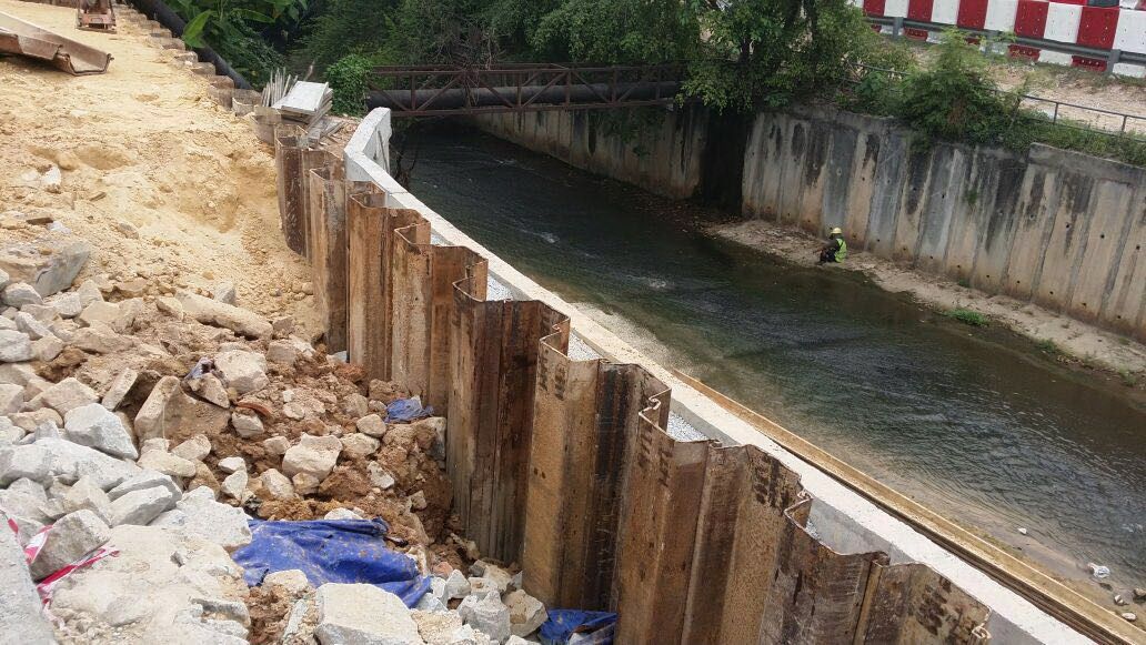 EKVE工程停工  抢修土崩沟墙