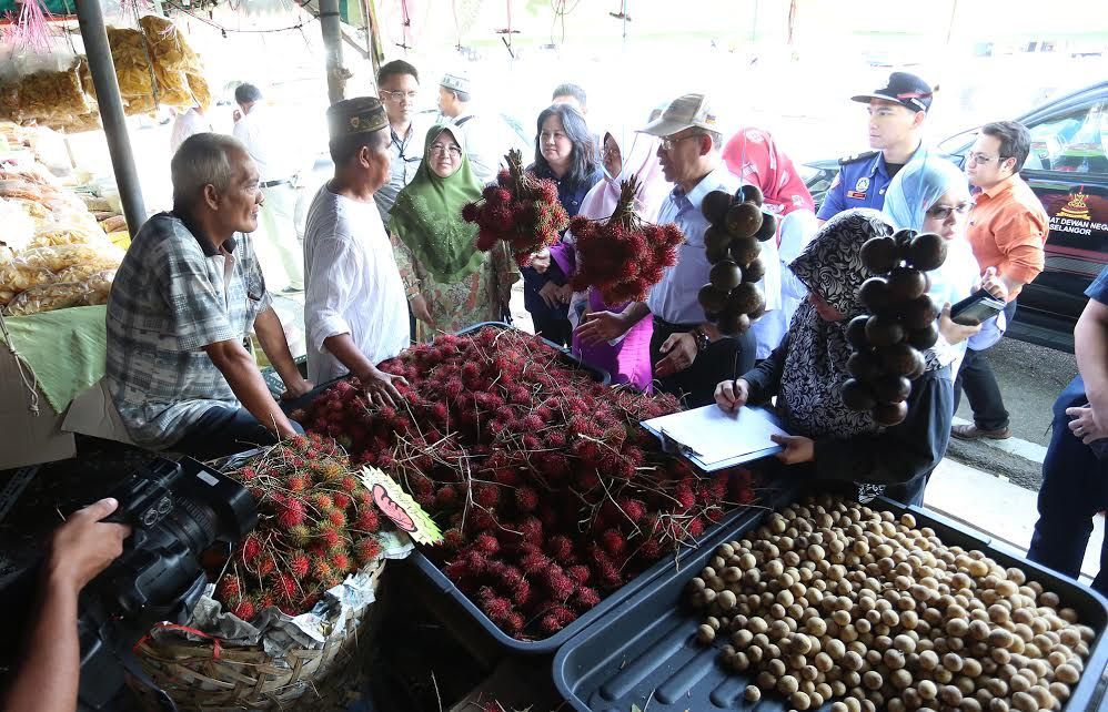 聆听小贩心声拟良策  雪消贫特委会助脱困