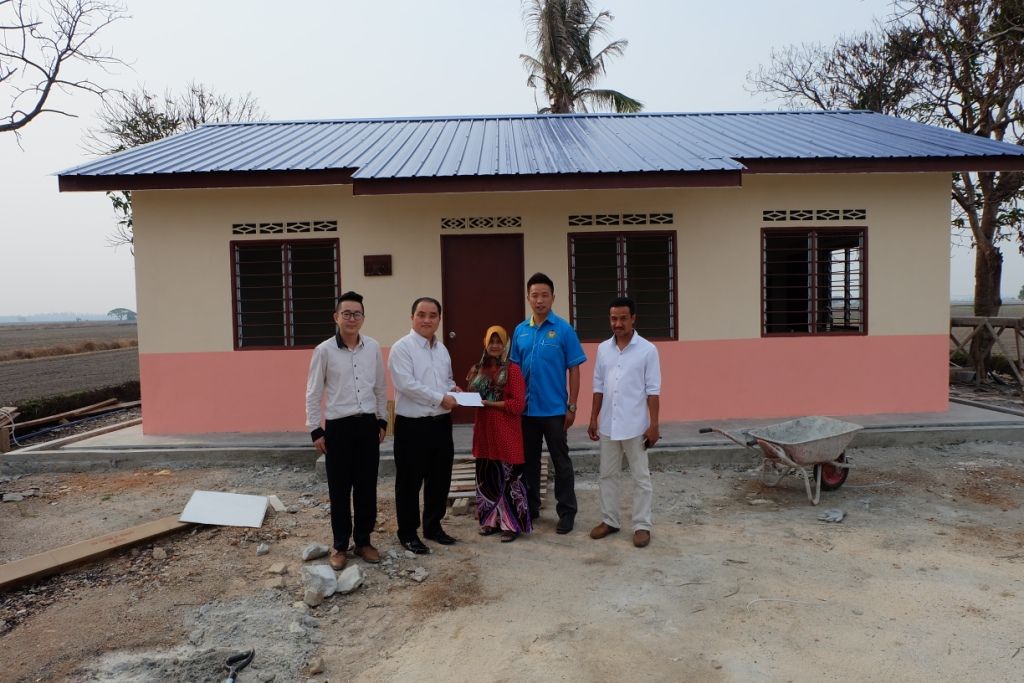 大火烧毁家园  独居老妇获5000援助