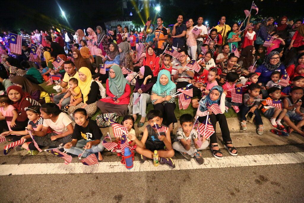 万众一心伸张正义  阿兹敏：体现独立真谛