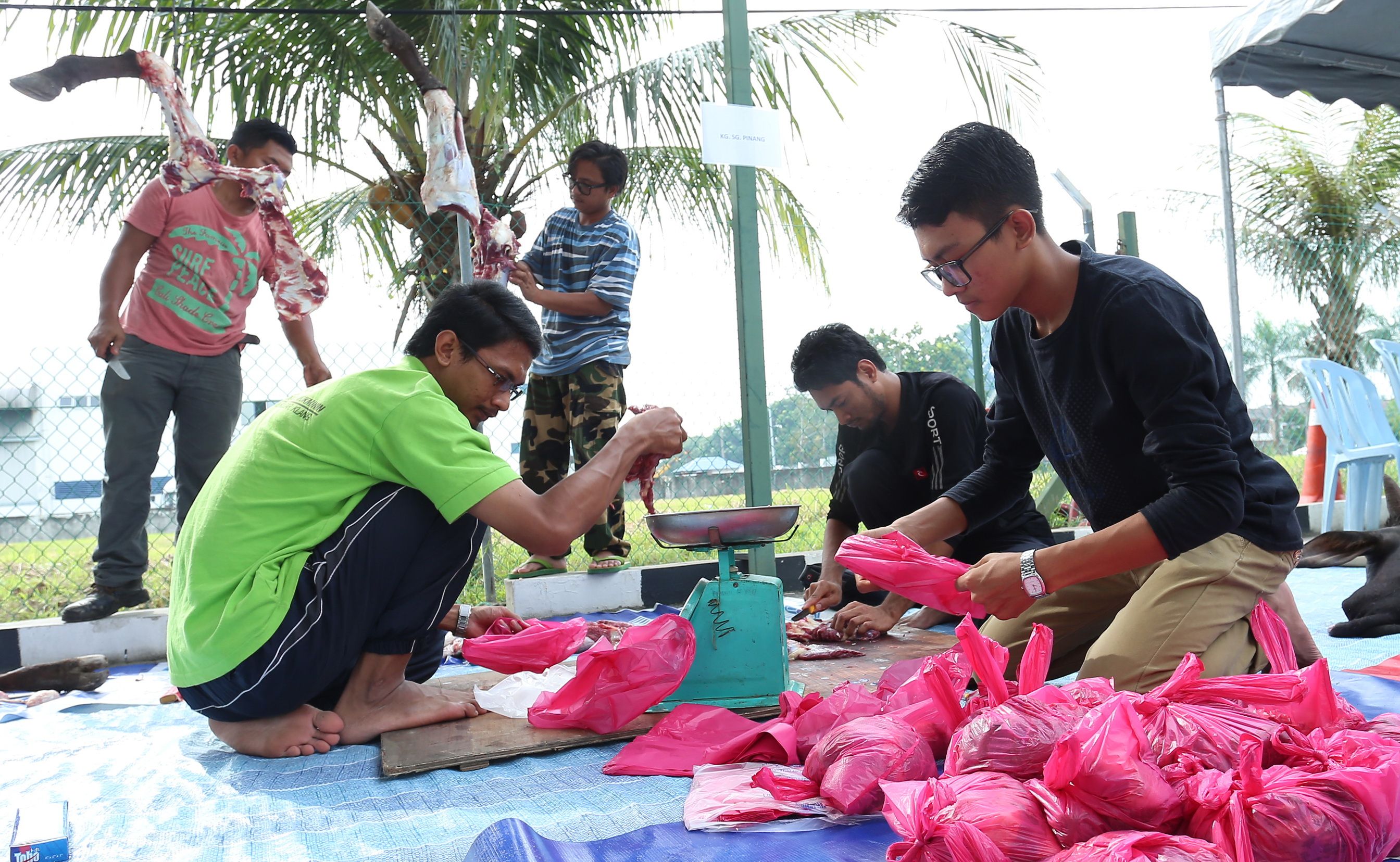 Grand Sepadu performs qurban with community
