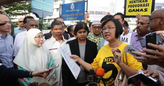 玛丽亚陈儿子轿车被泼漆