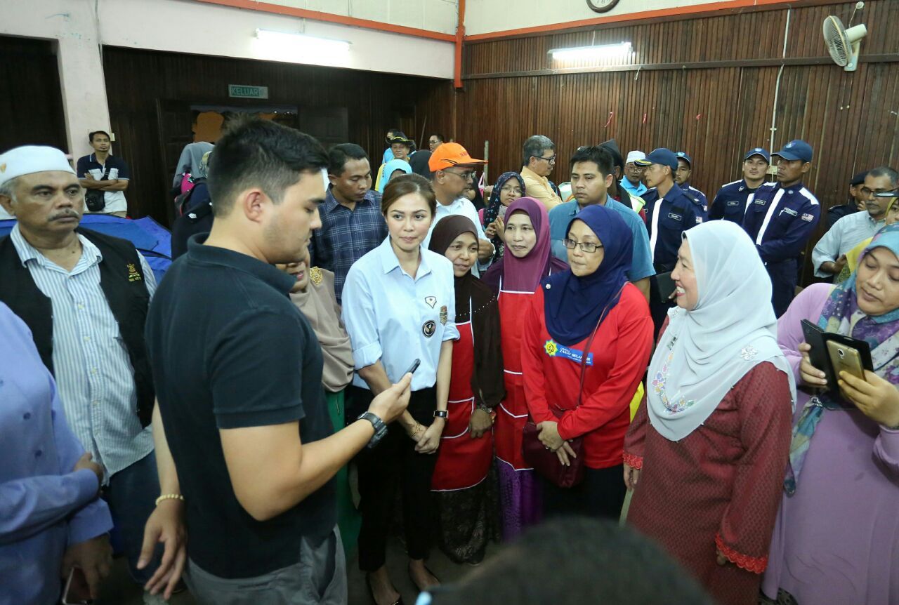 雪苏丹后偕王储访灾黎