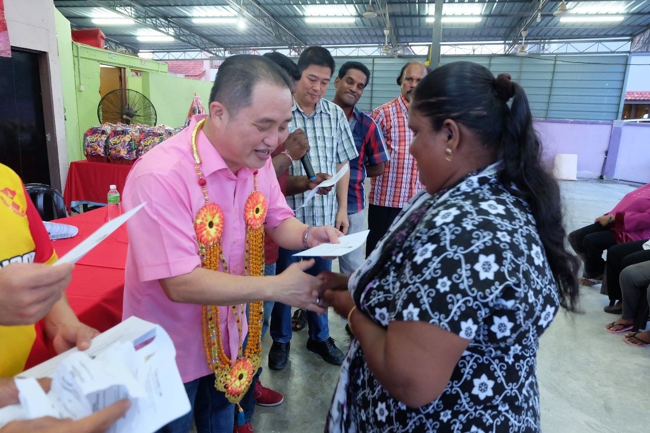 Single mothers receive PEKAWANIS assistance