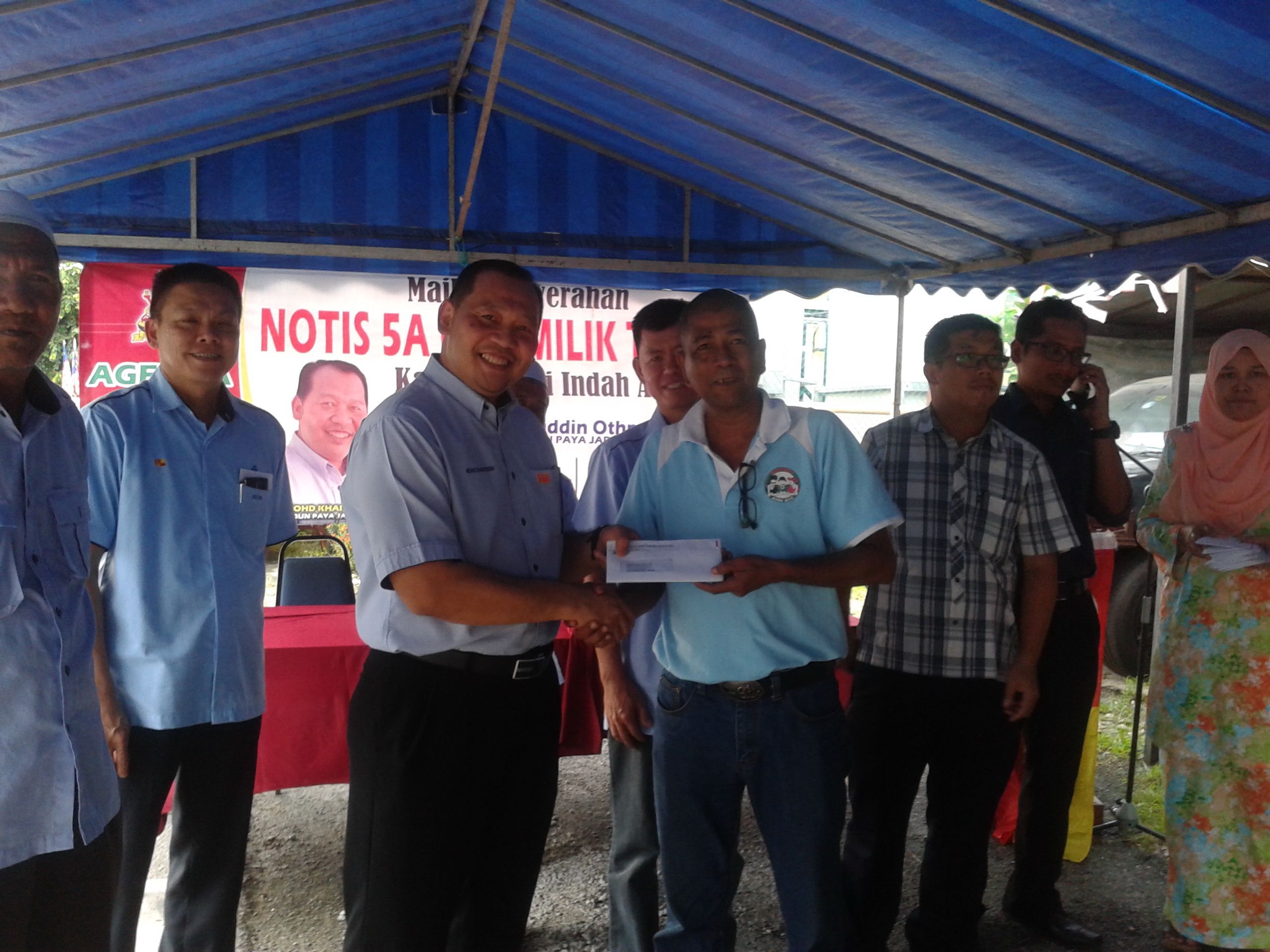 14户喜获地契搬迁  摆脱大道旁生活恶梦