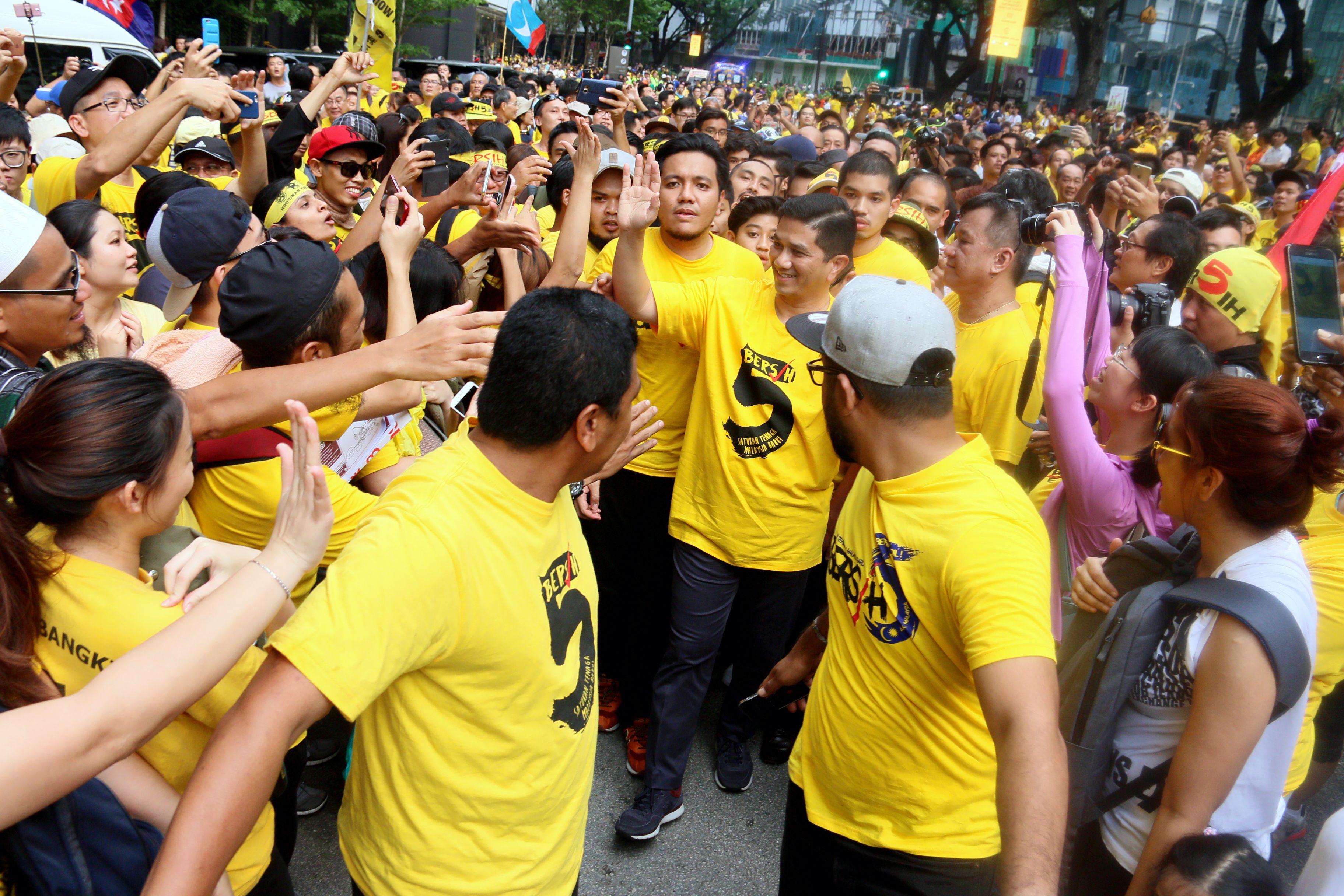 万众一心，反抗盗贼统治