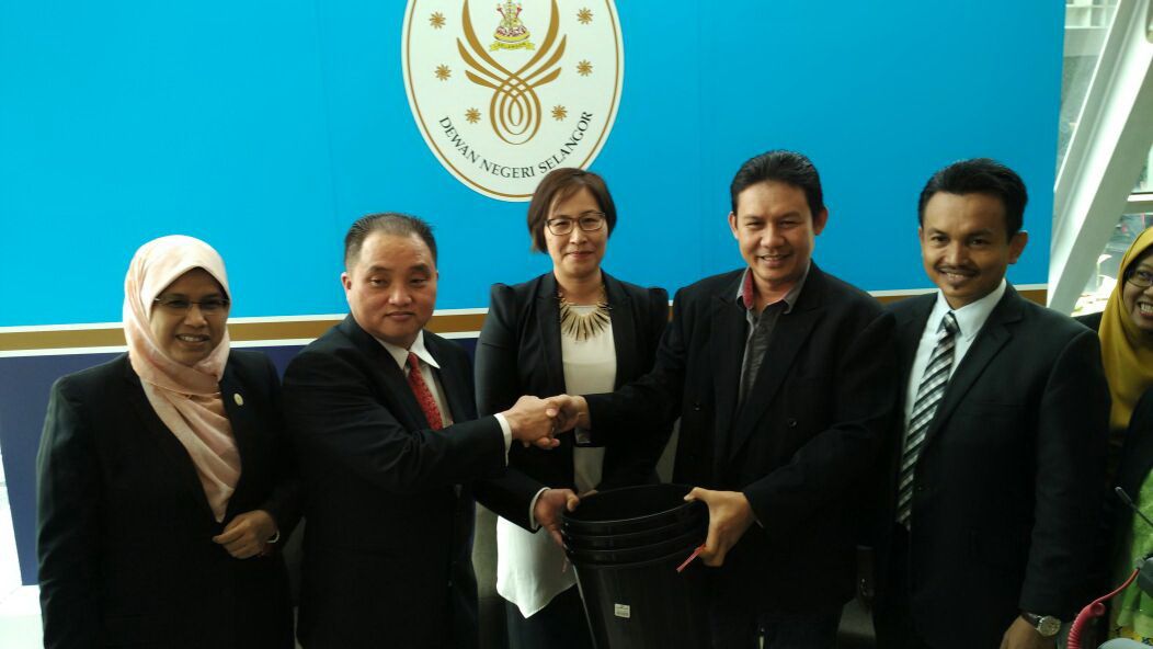 纳吉选区也闹水荒  雪转交水桶给彭州人