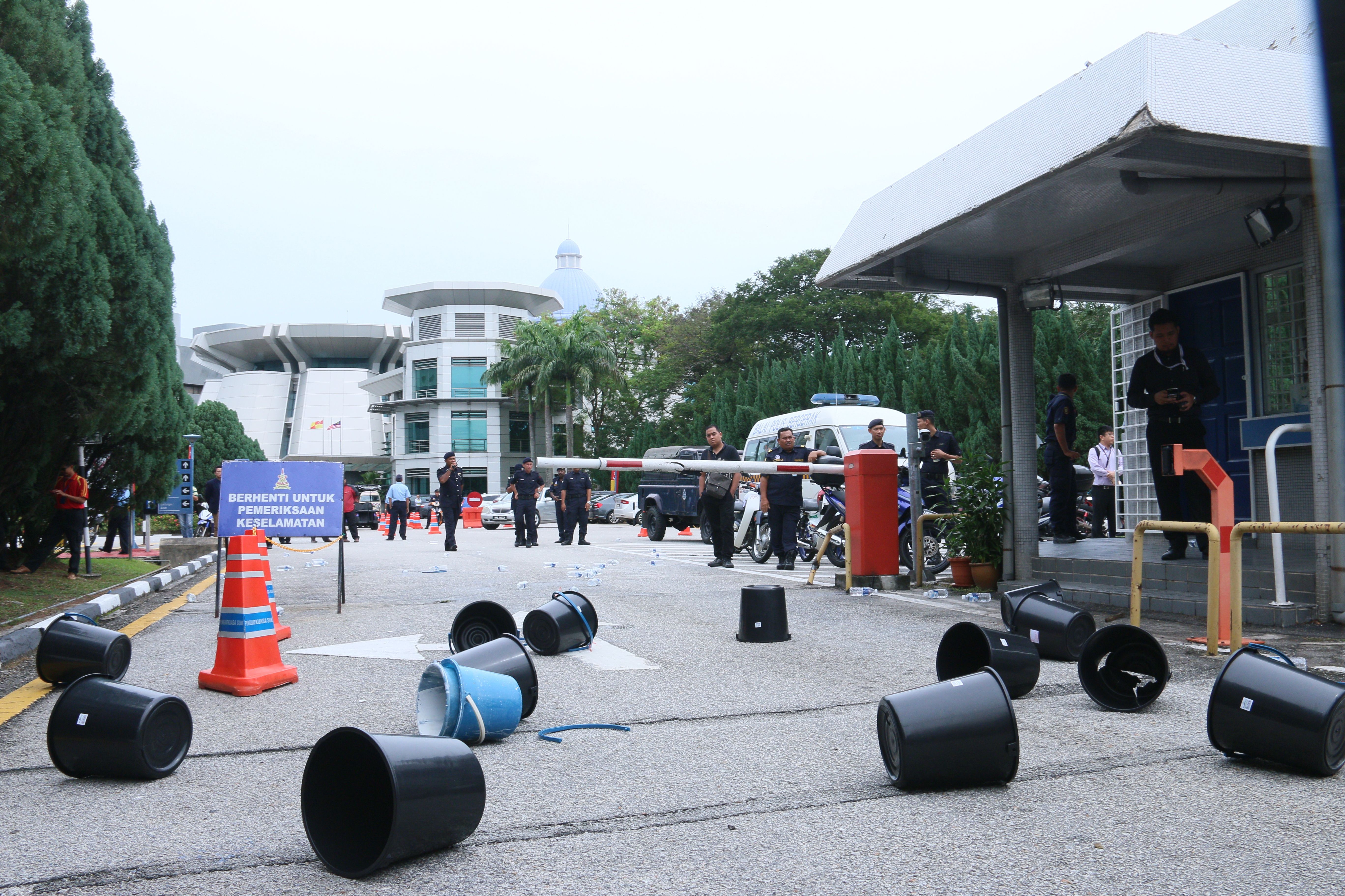 雪政府大厦前示威  巫青团员抛掷水桶
