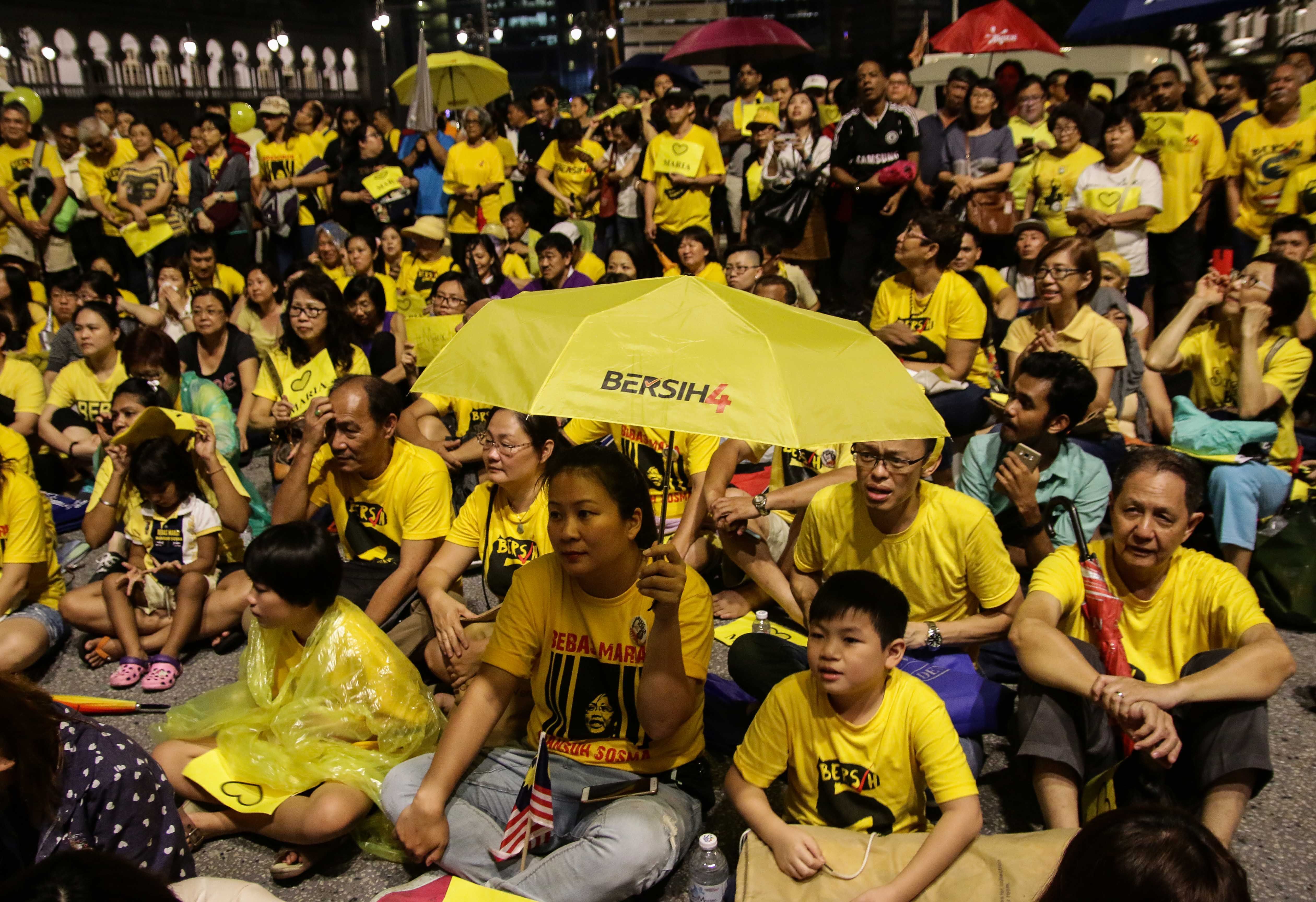 玛丽亚陈现身独立广场  民众雨中欢呼
