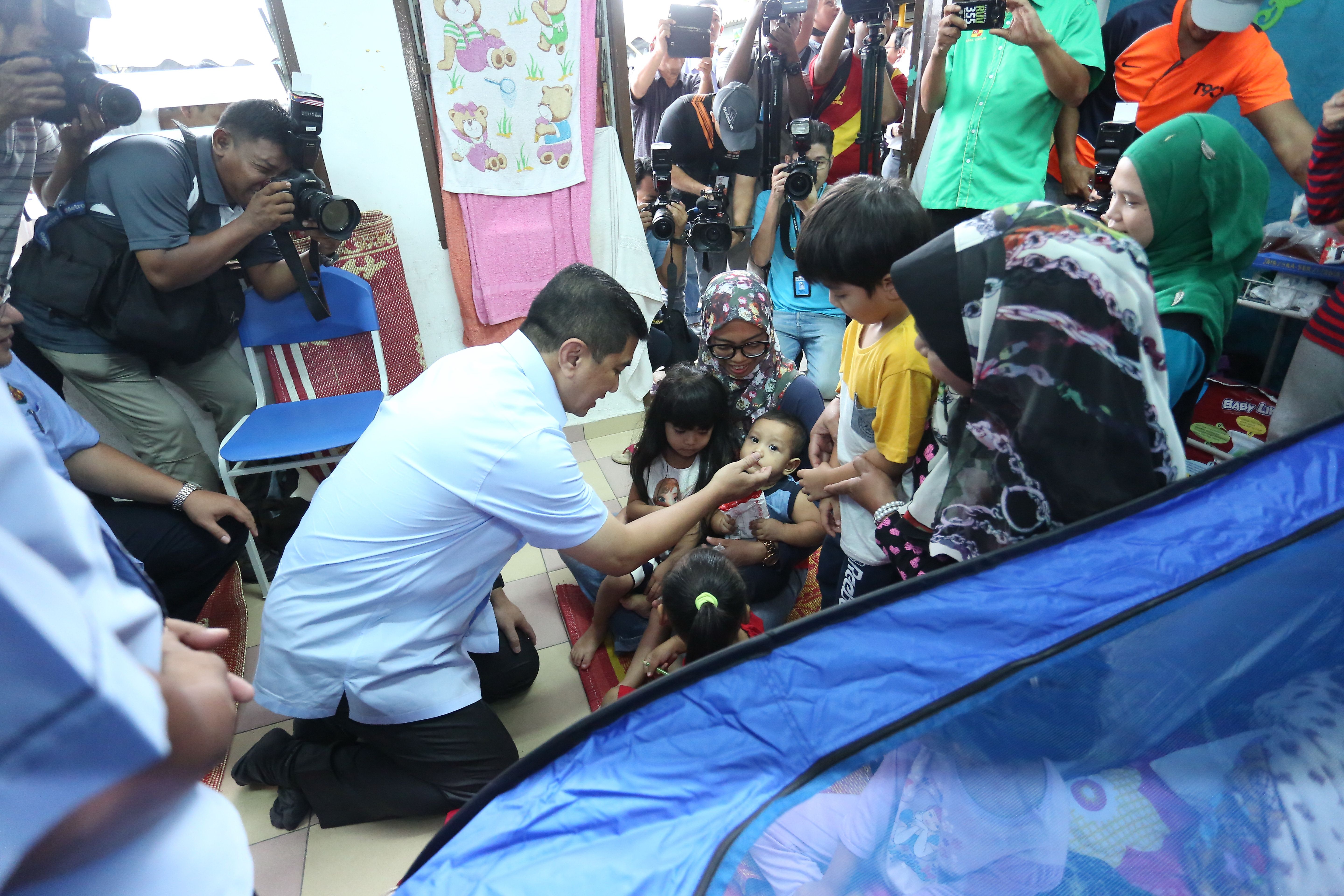 巡视双文丹地陷灾情  阿兹敏为灾黎送暖