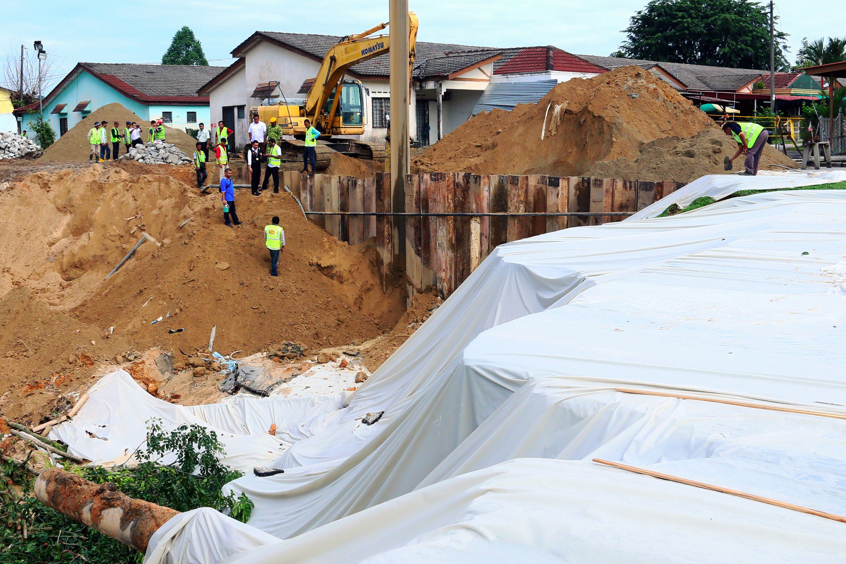 双文丹地陷土崩  抢修工程料本周完成