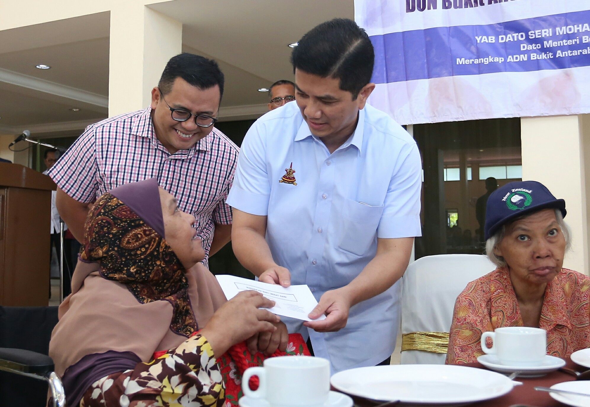 阿兹敏为逾百选民送暖