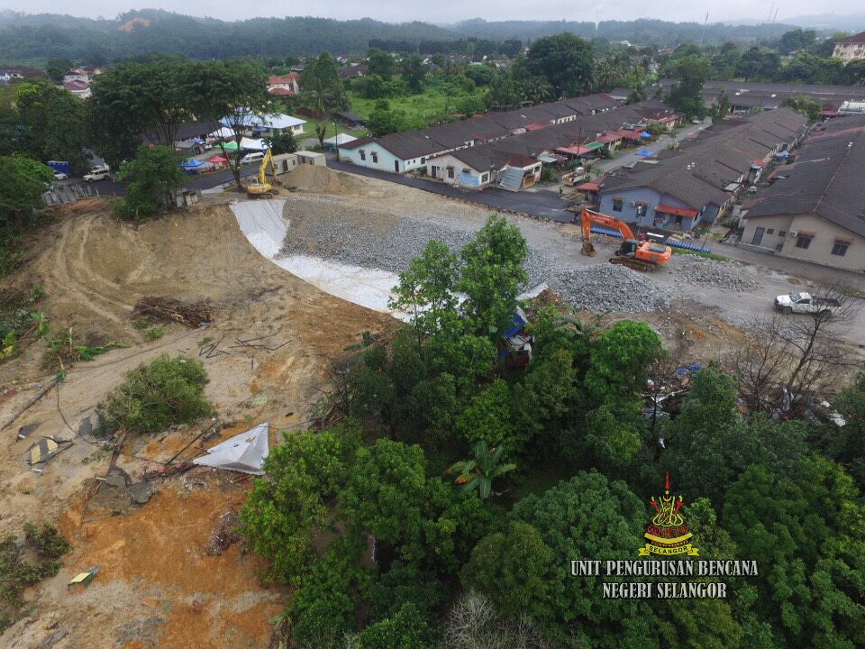 双文丹土崩灾黎获准返家