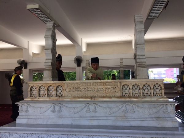 Sultan Sharafuddin visits late father’s grave