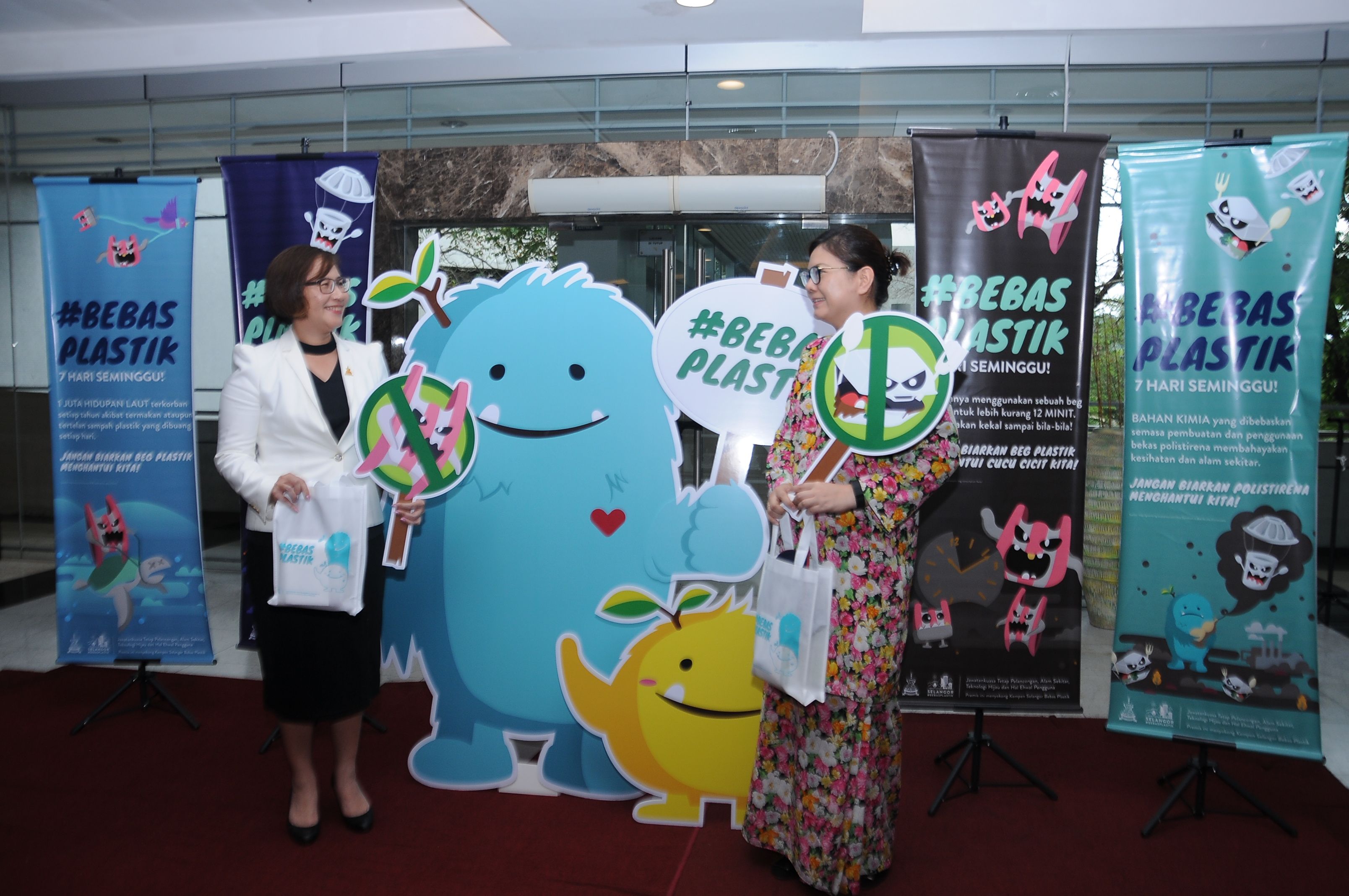 明年免塑胶袋禁保丽龙  雪偕民众变身环保大使