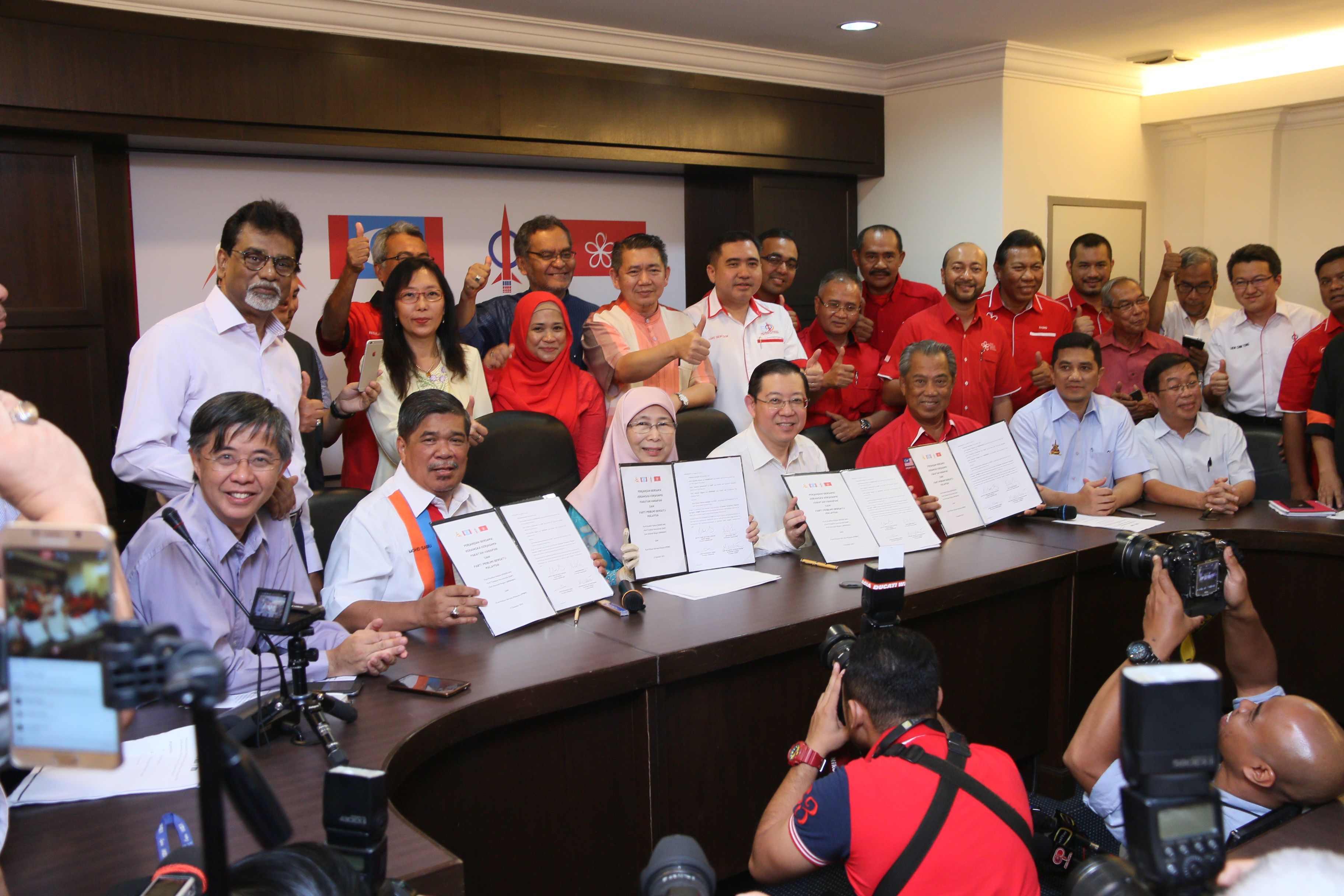 一对一对垒国阵　  希盟土著党签合作协议