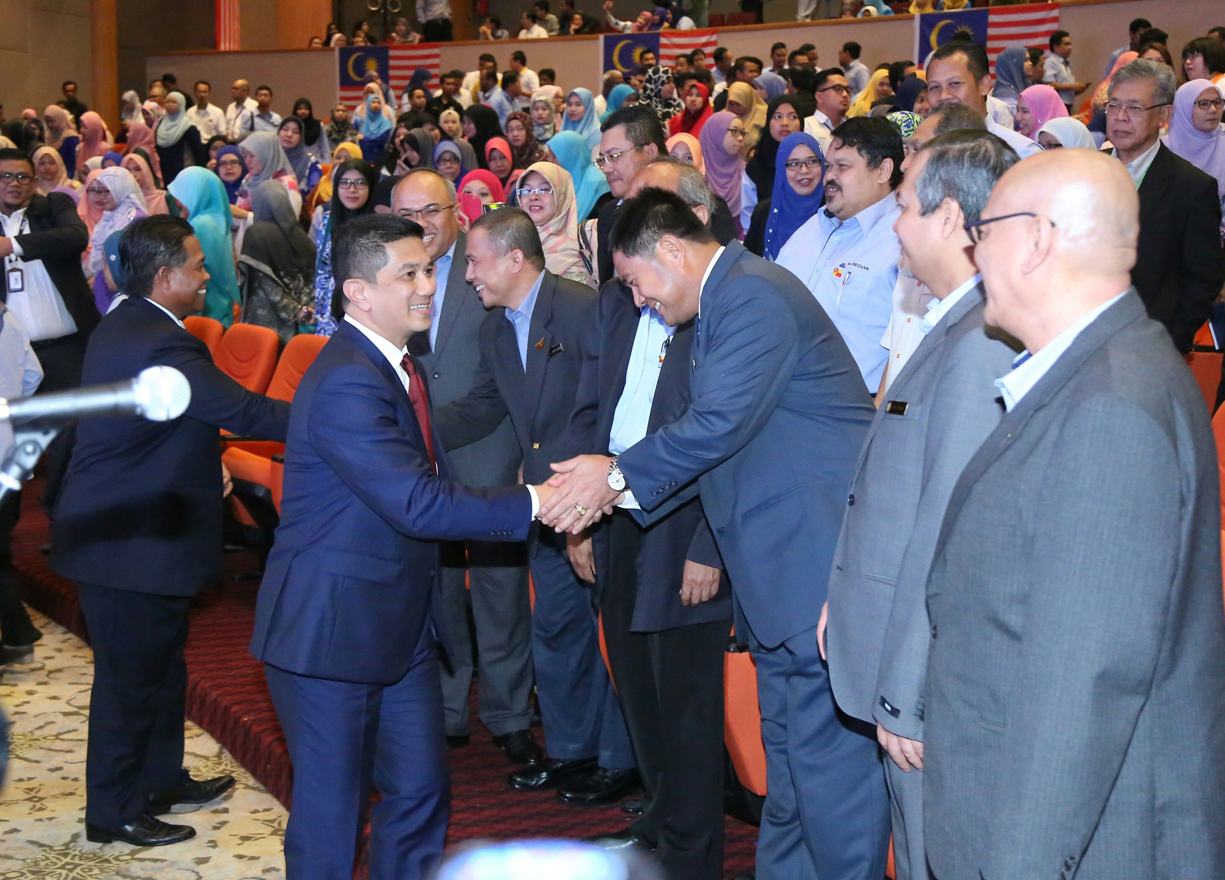 阿兹敏敦促公务员  打造正义和谐雪州