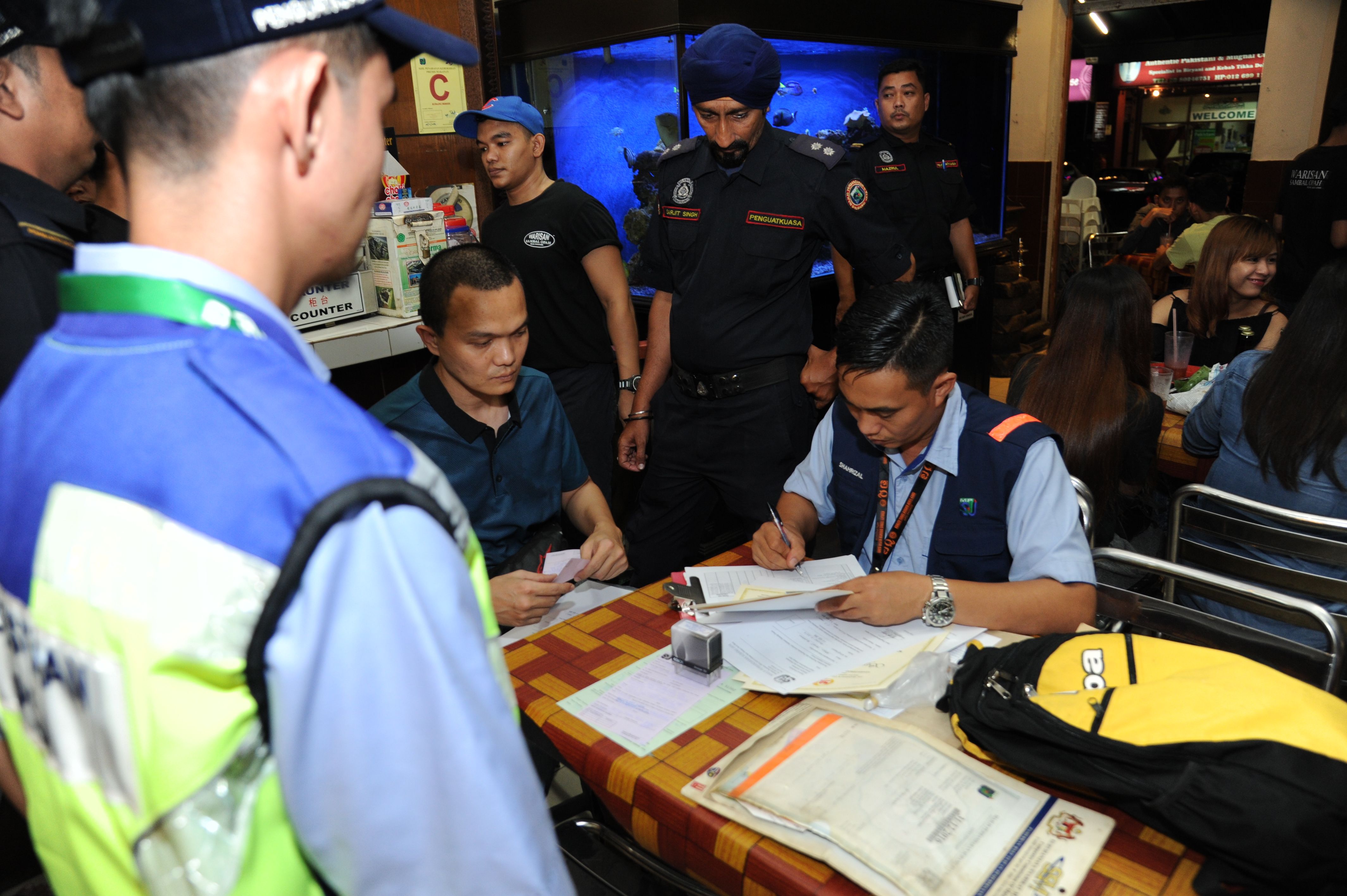 蟑螂苍蝇大倒胃口  梳邦1餐馆被令关闭