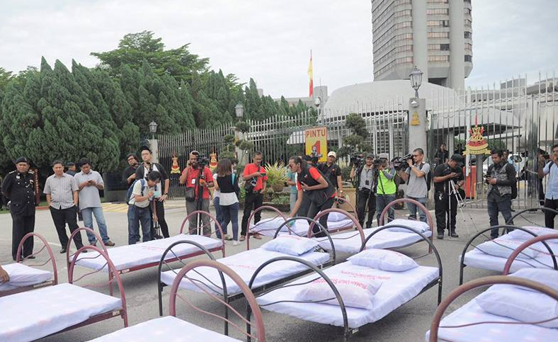 “床架应送给灾黎”  阿兹敏无视嘉玛请愿