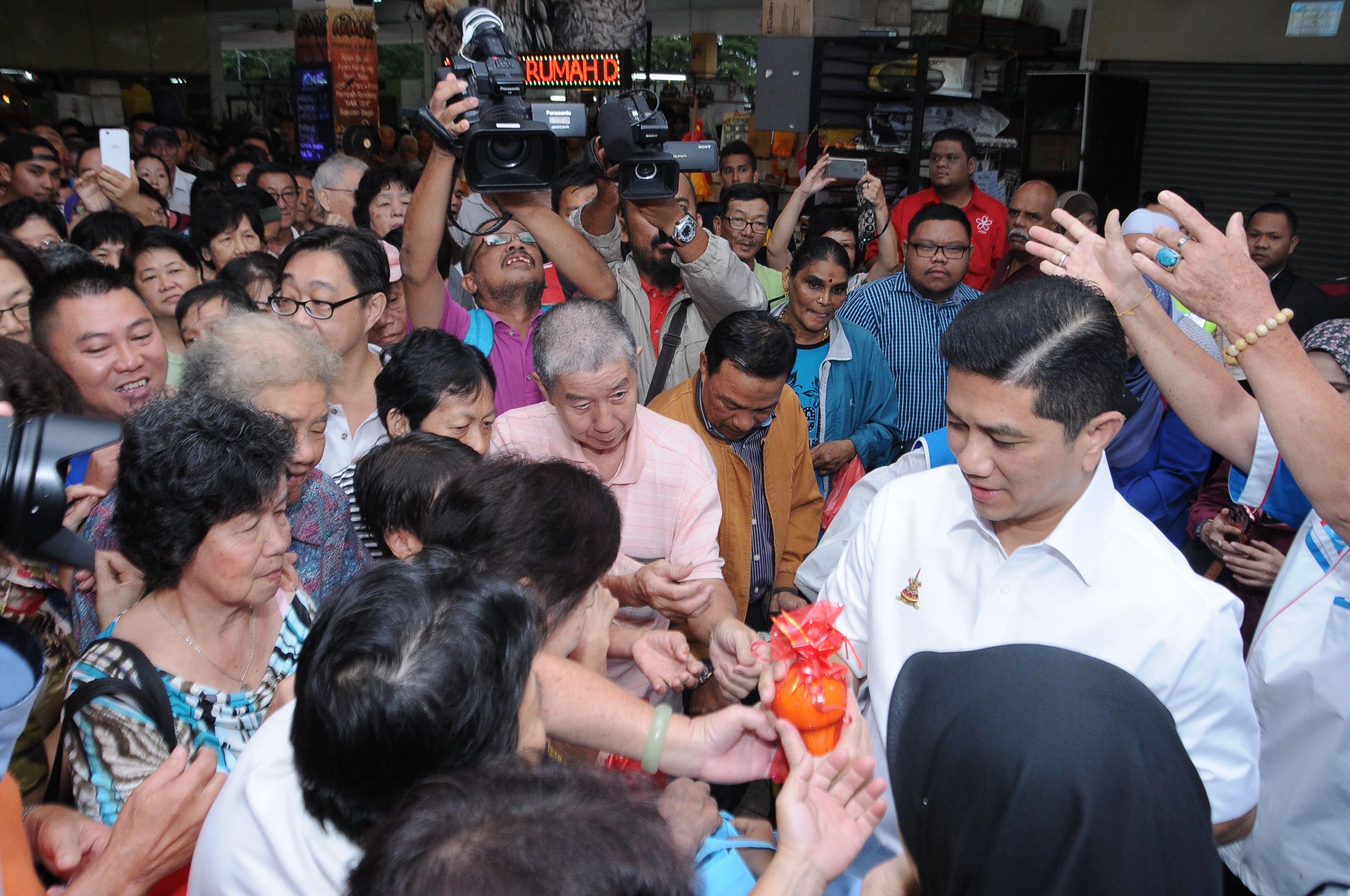 阿兹敏巴刹派柑送祝福