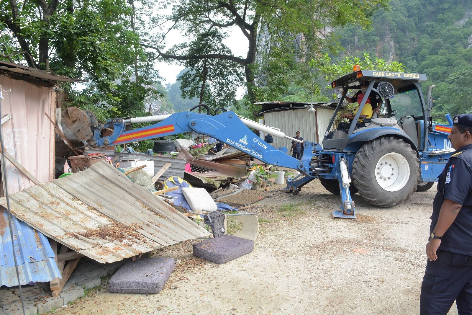 士拉央市会拆非法建筑物