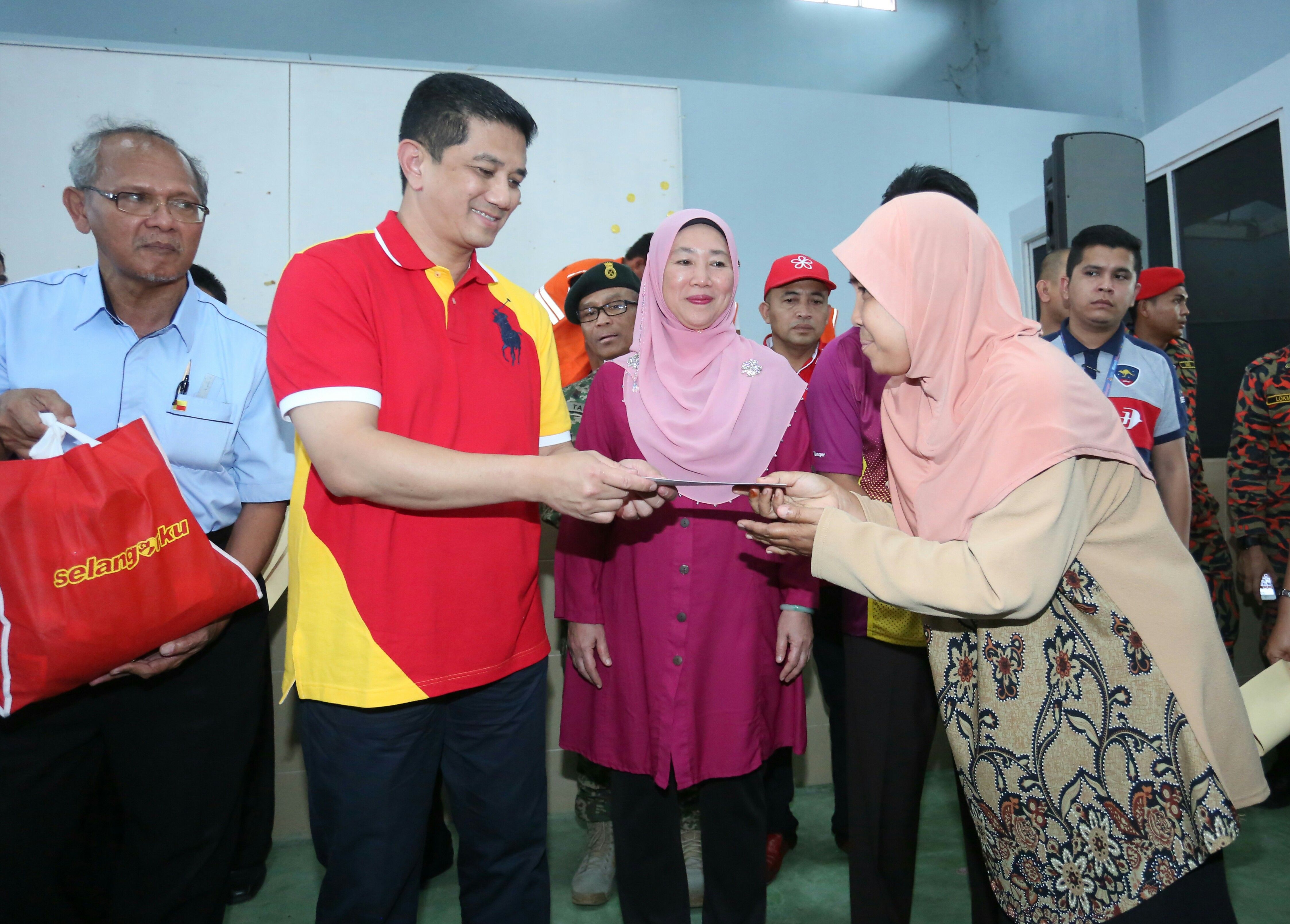 心理辅导和清理家园  雪设特工队助水患灾黎