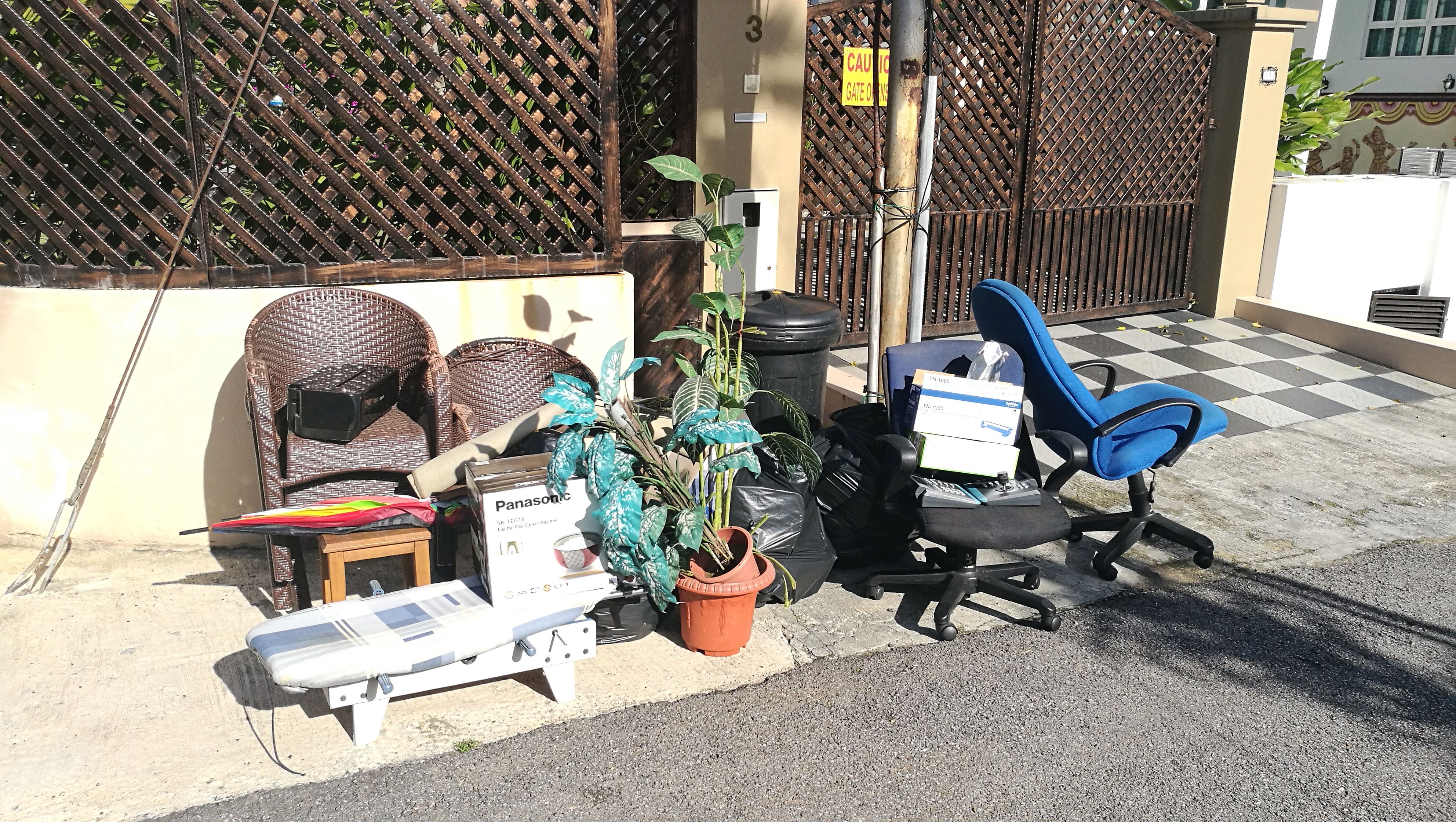 拉吉夫出动罗里  助选民处理大扫除垃圾