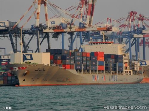 两货船相撞  泄300公吨燃料