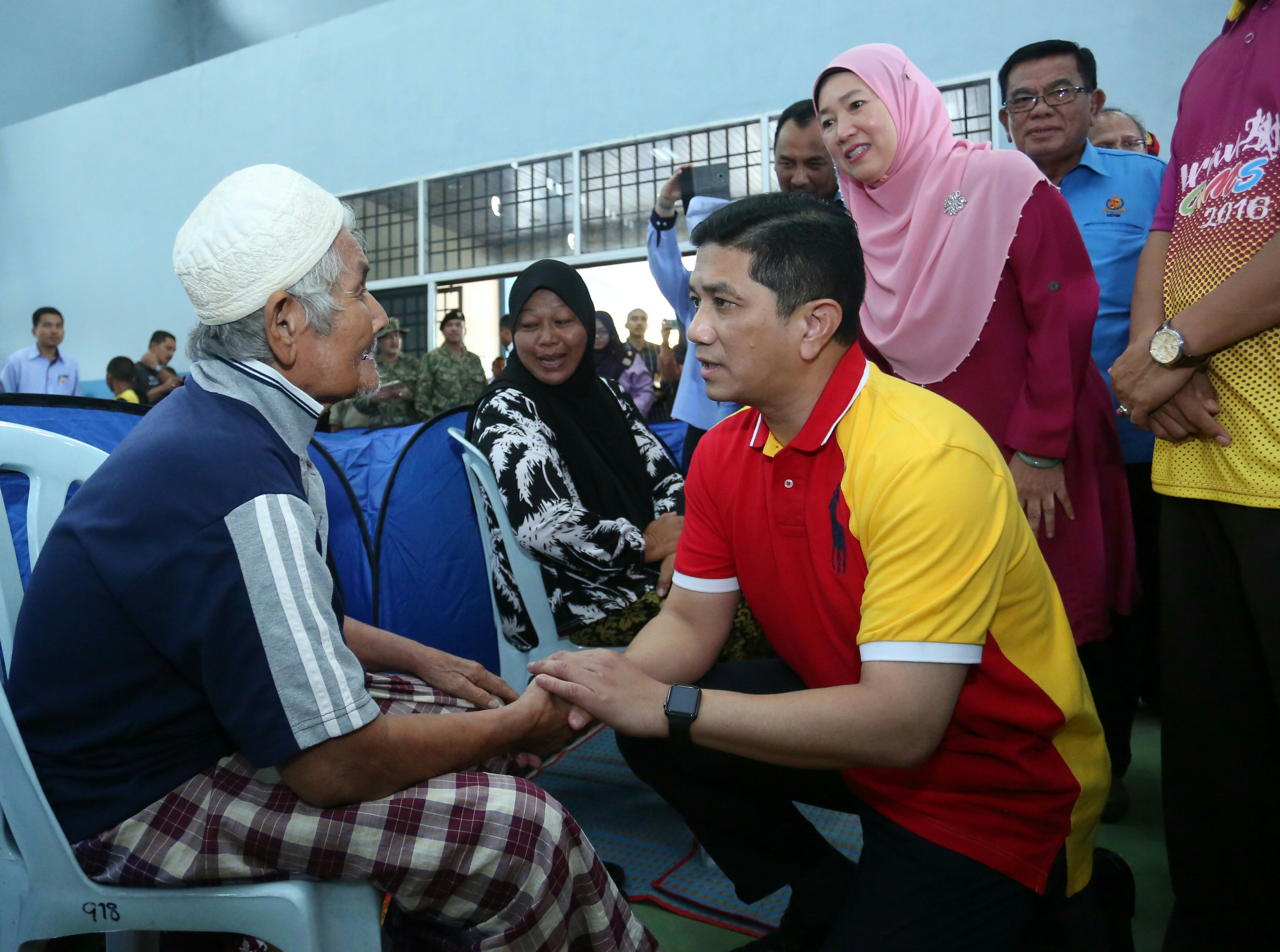 为水灾灾黎送暖  阿兹敏巡视沙白灾情