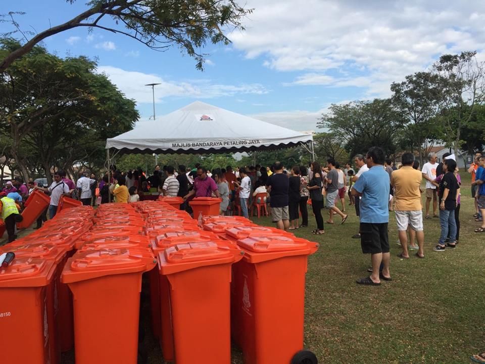 PJ residents receive 75,000 free rubbish bins