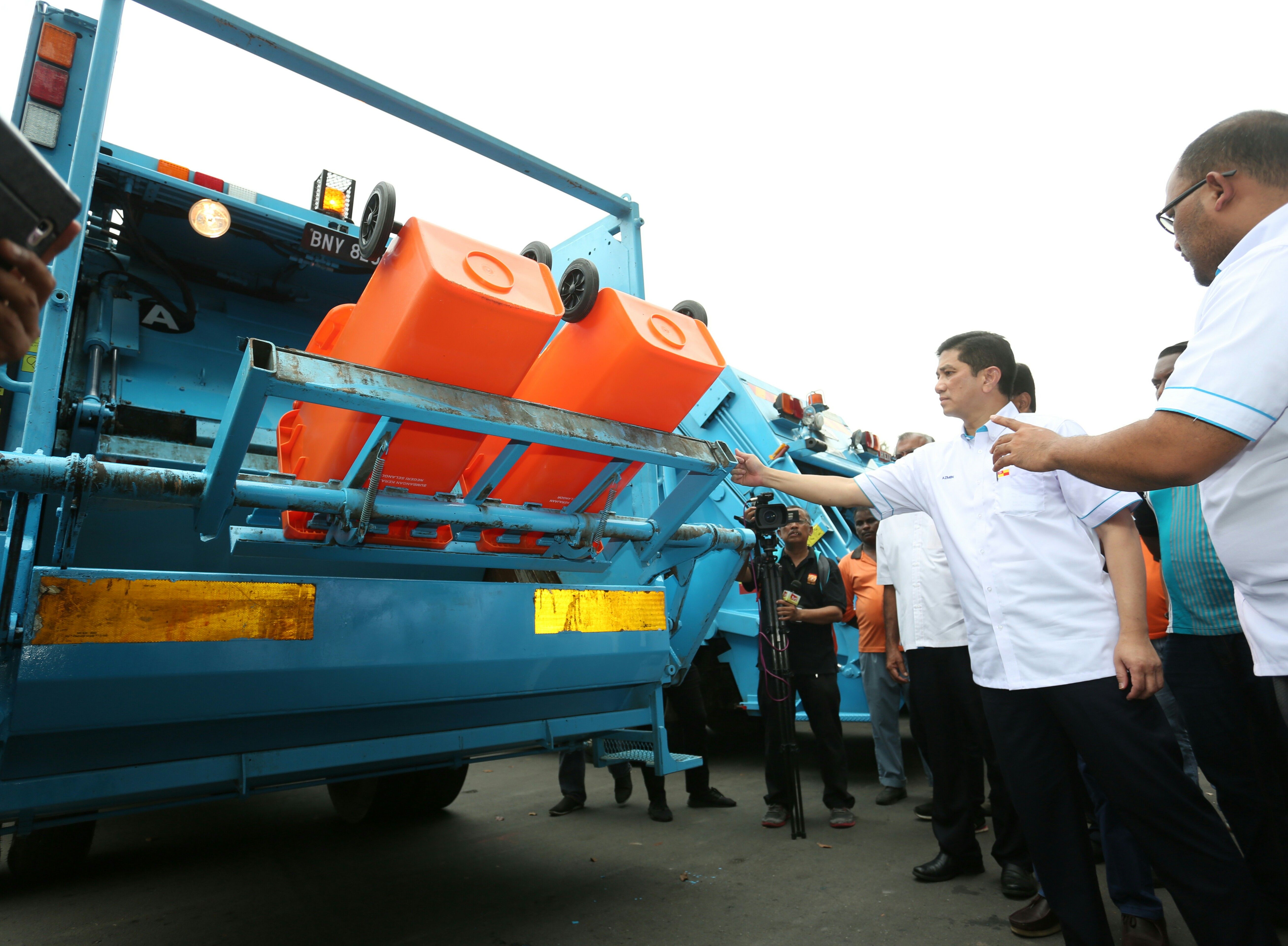 4500万提升垃圾管理  阿兹敏赞赏KDEB表现