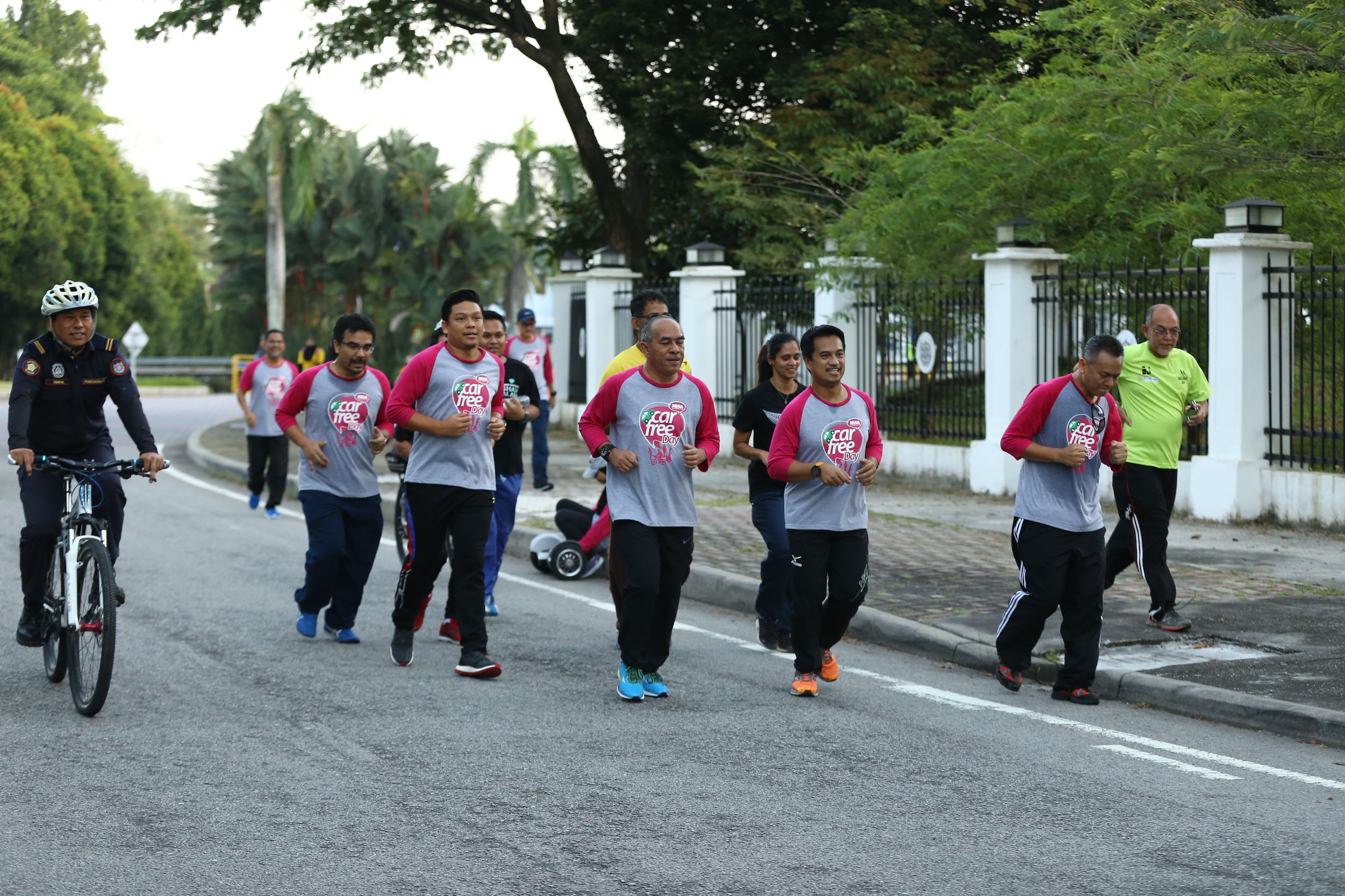莎阿南周日无车早晨  逾千民众响应
