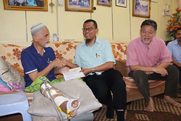 Two village heads received donation from State Government