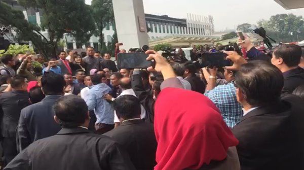 国会袭击卡立沙末  8人明日面控