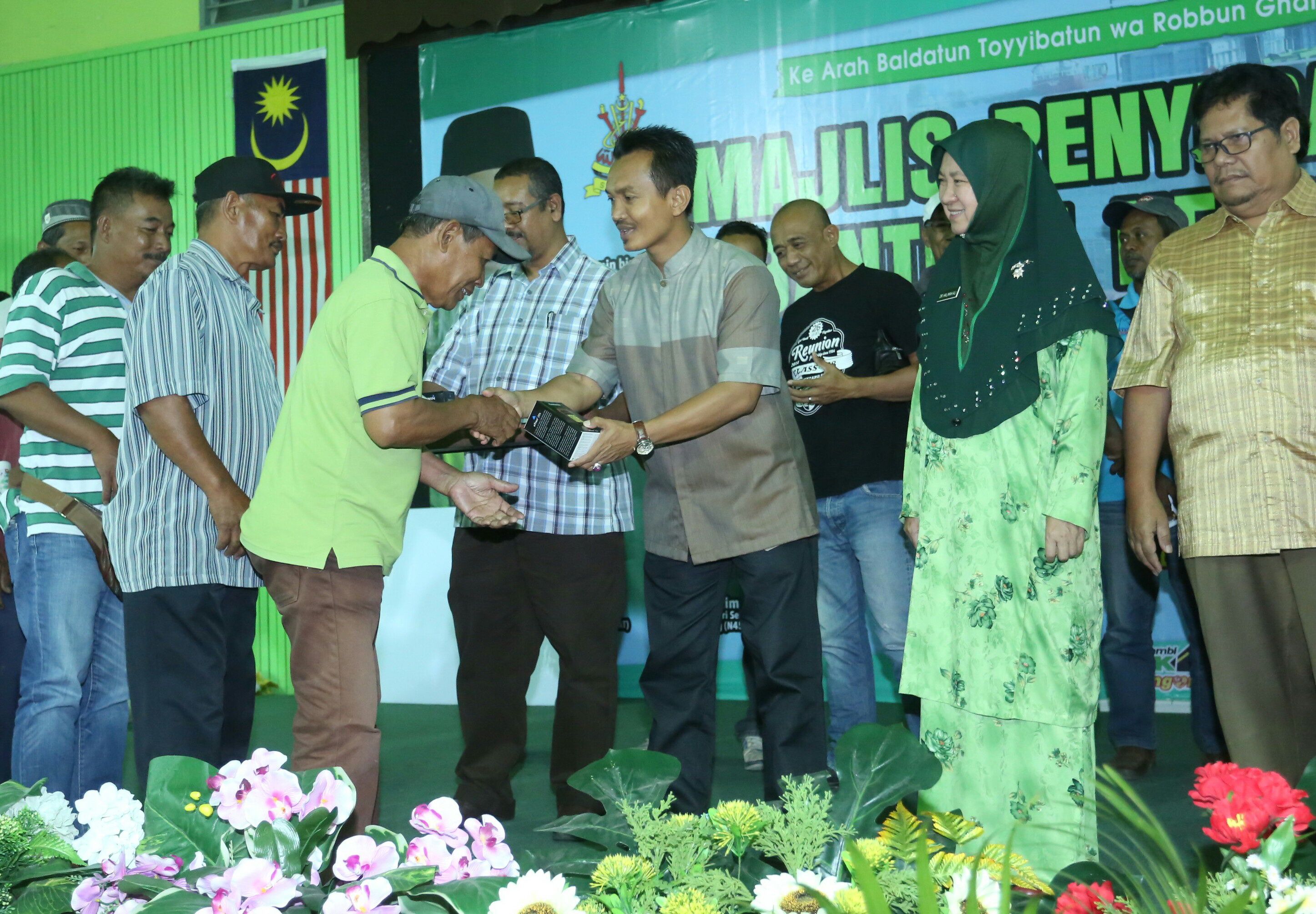 雪政府赠捕鱼器材  巴生166渔民受惠