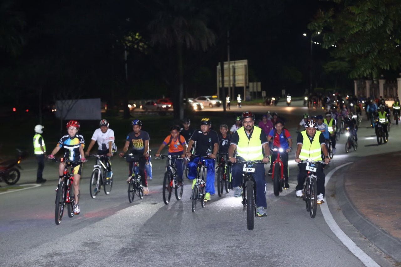 响应熄灯一小时  逾700选手夜游莎阿南