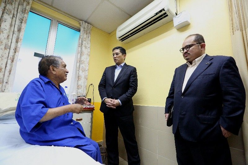 阿兹敏探访上议员