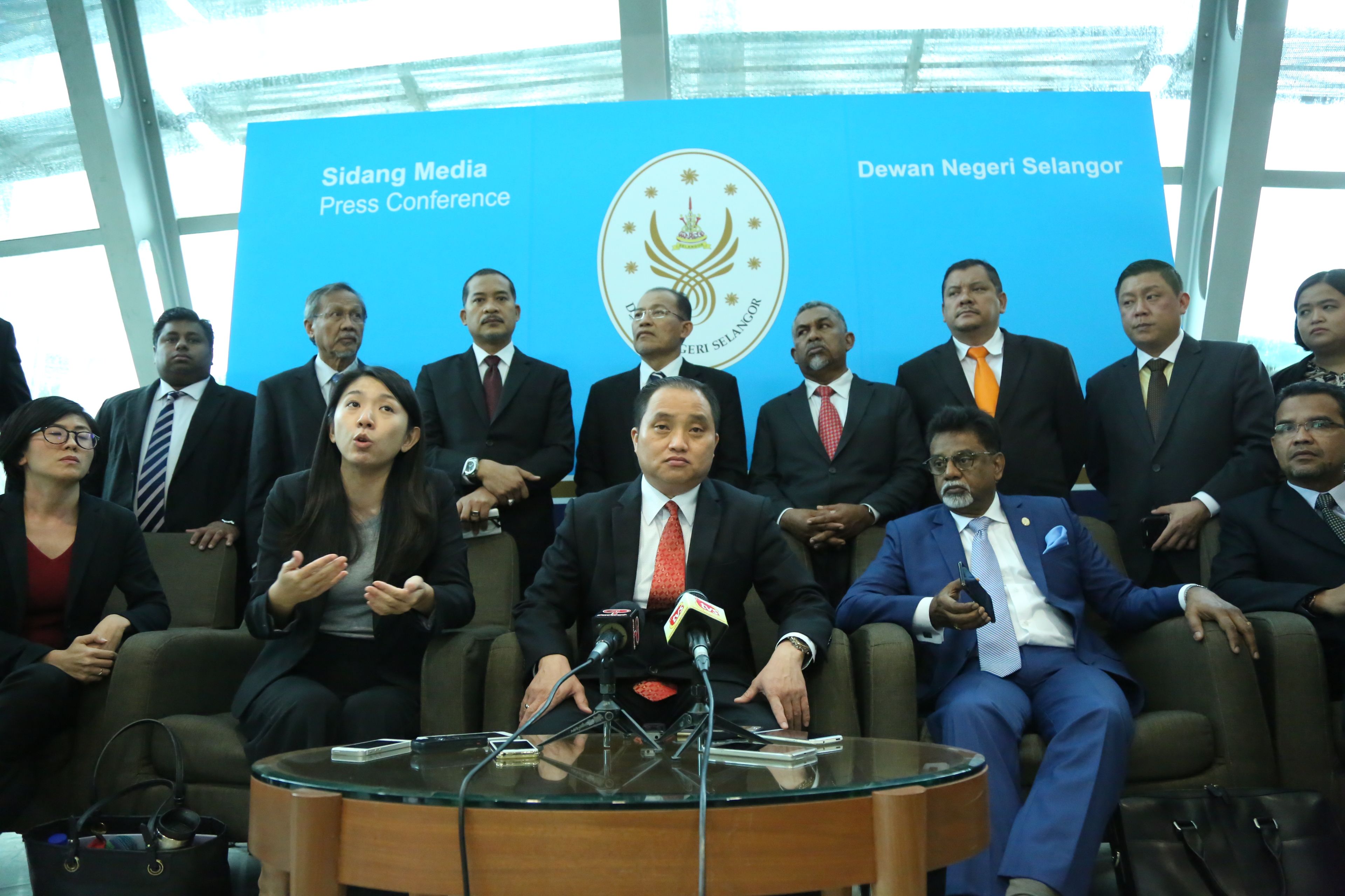 雪后座议员俱乐部  挑战国阵议会外重提滥权指责