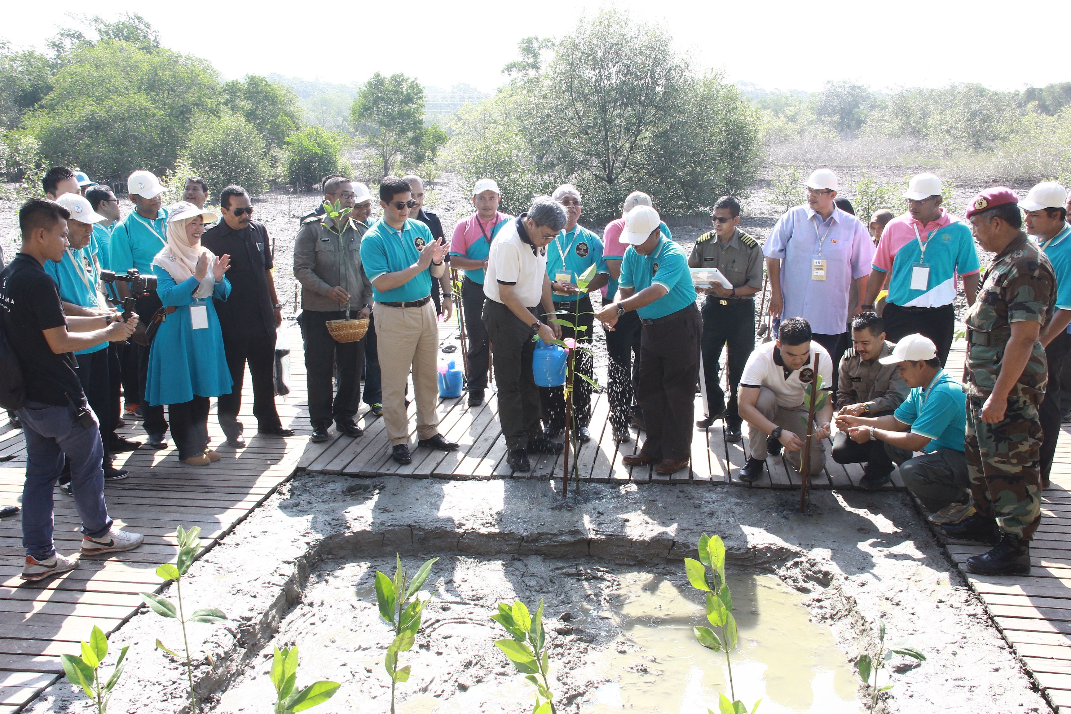 雪苏丹出席植树活动