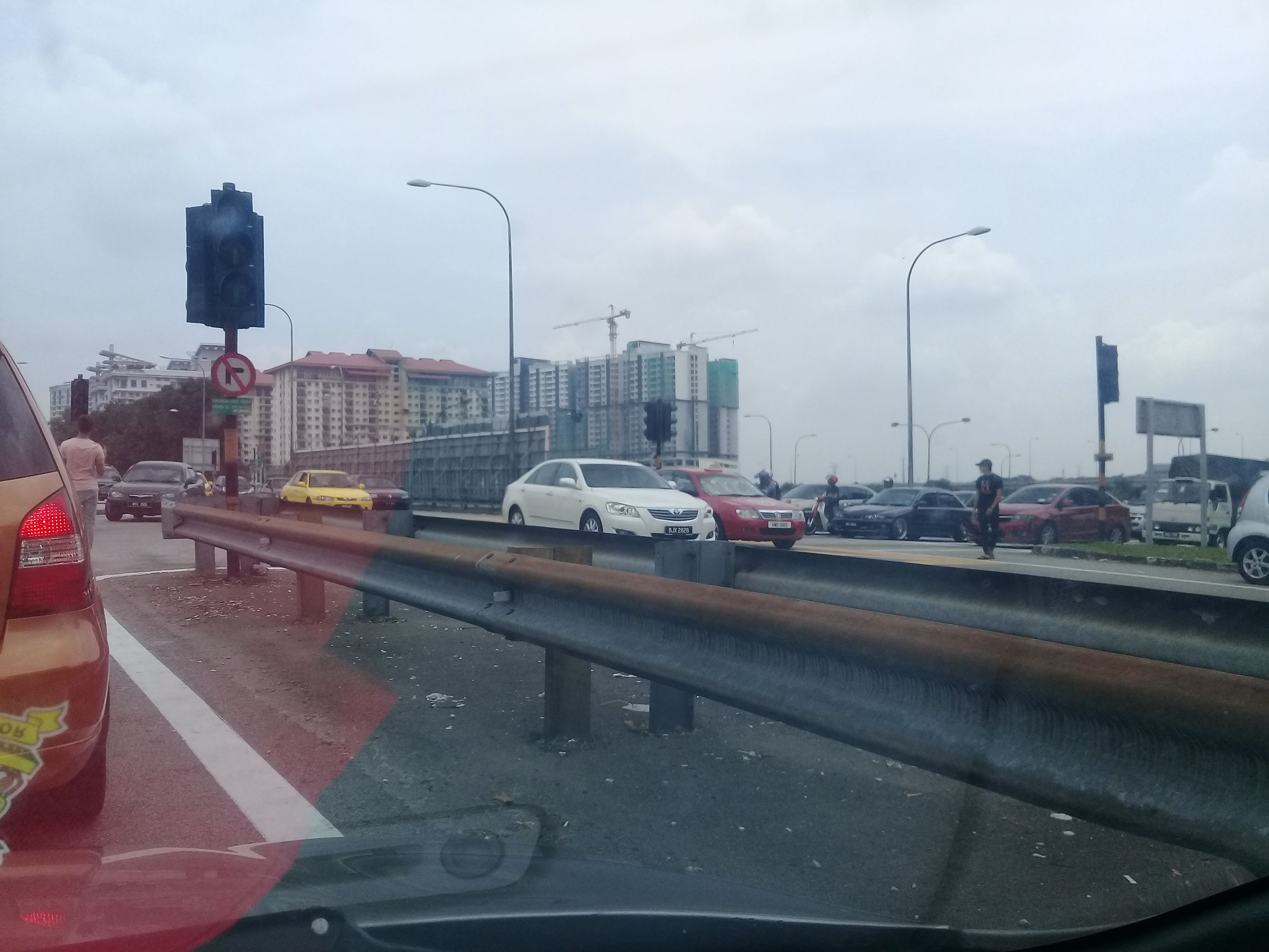 4 young men loosen traffic ‘knot’