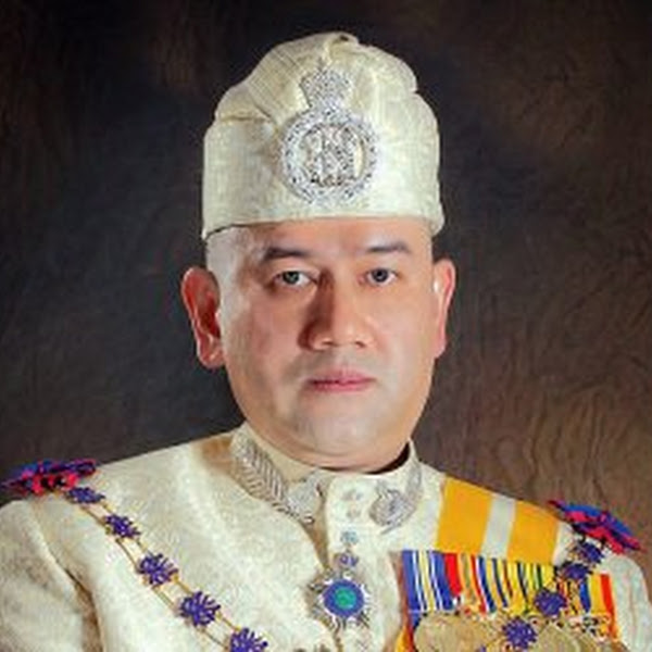 602 individu terima pingat daripada Sultan Muhammad V