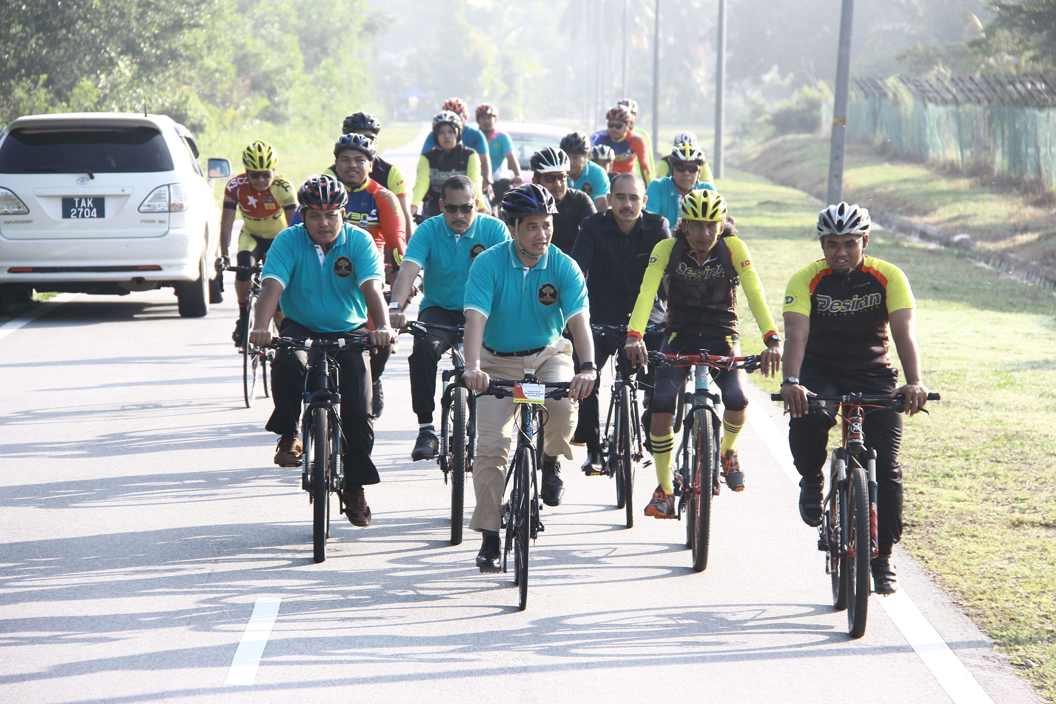 阿兹敏骑车巡瓜雪