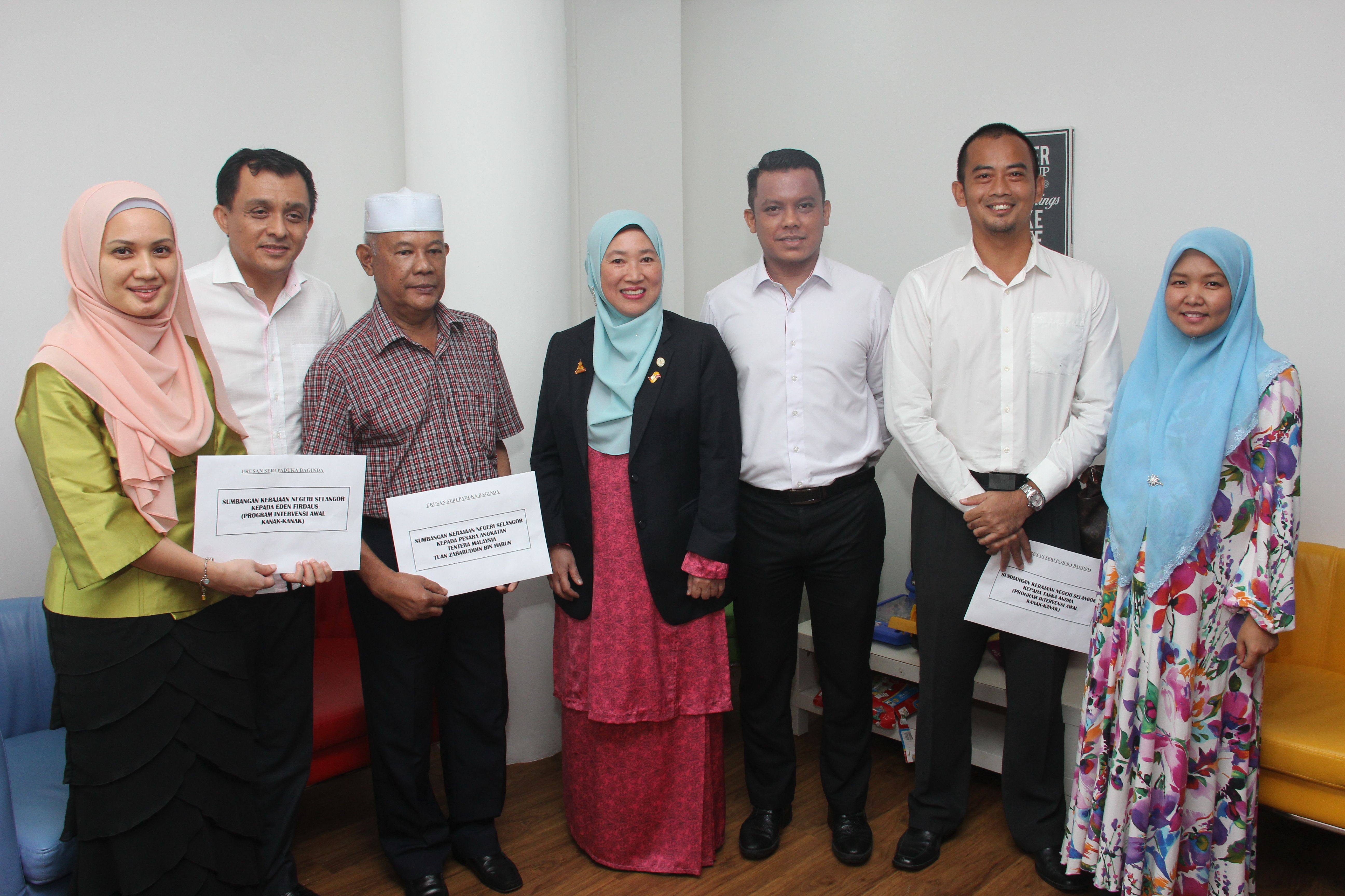 雪拨300万助特殊教育中心