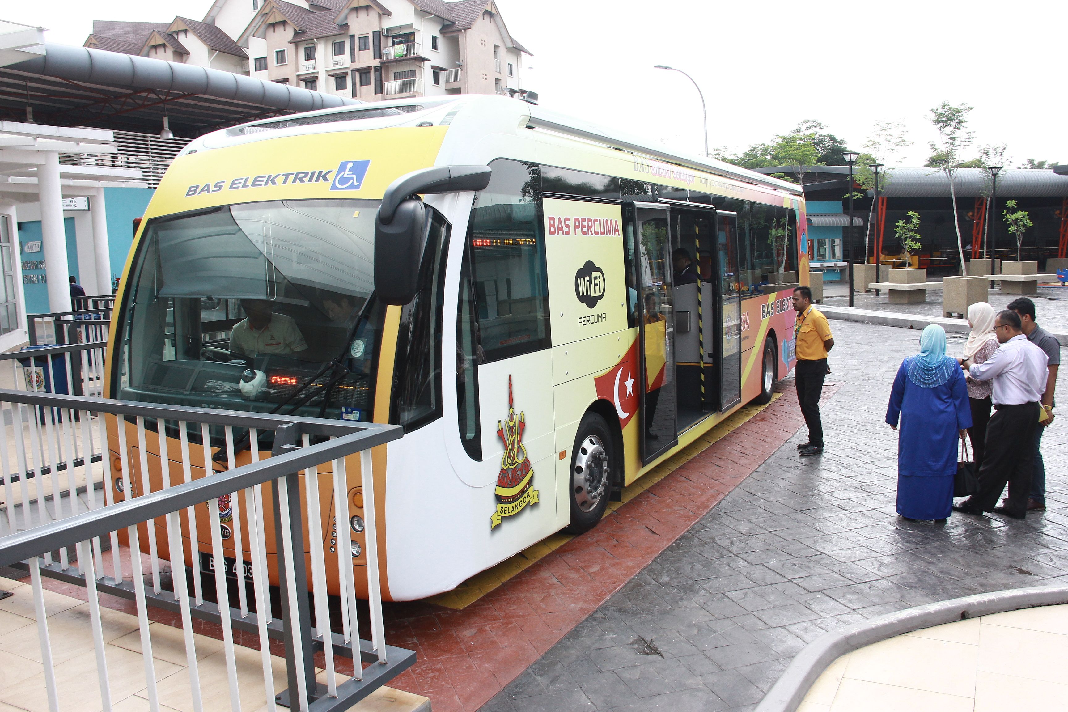 莎阿南2电动巴士上路