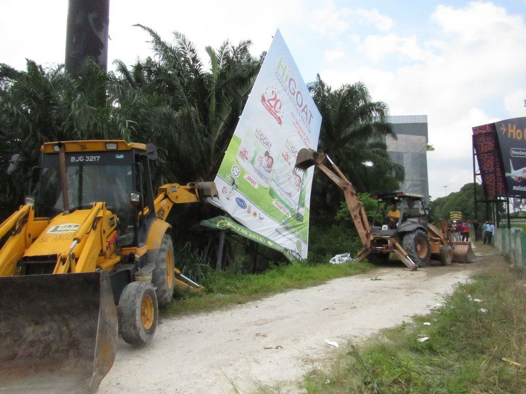 பாதுக்காப்பு மருட்டலாய் இருக்கும் பெயர்பலகைகள் அகற்றப்படும்