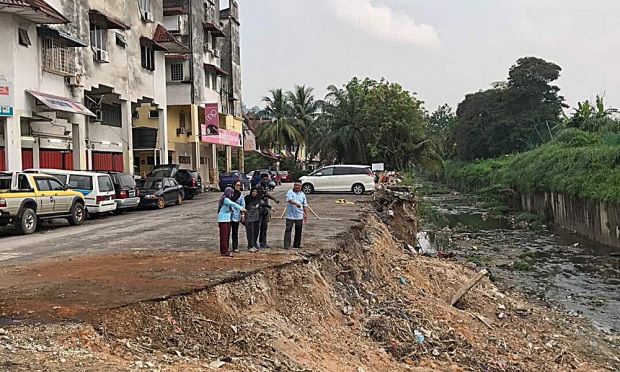 克拉容河堤地陷土崩  水利局委承包商抢修