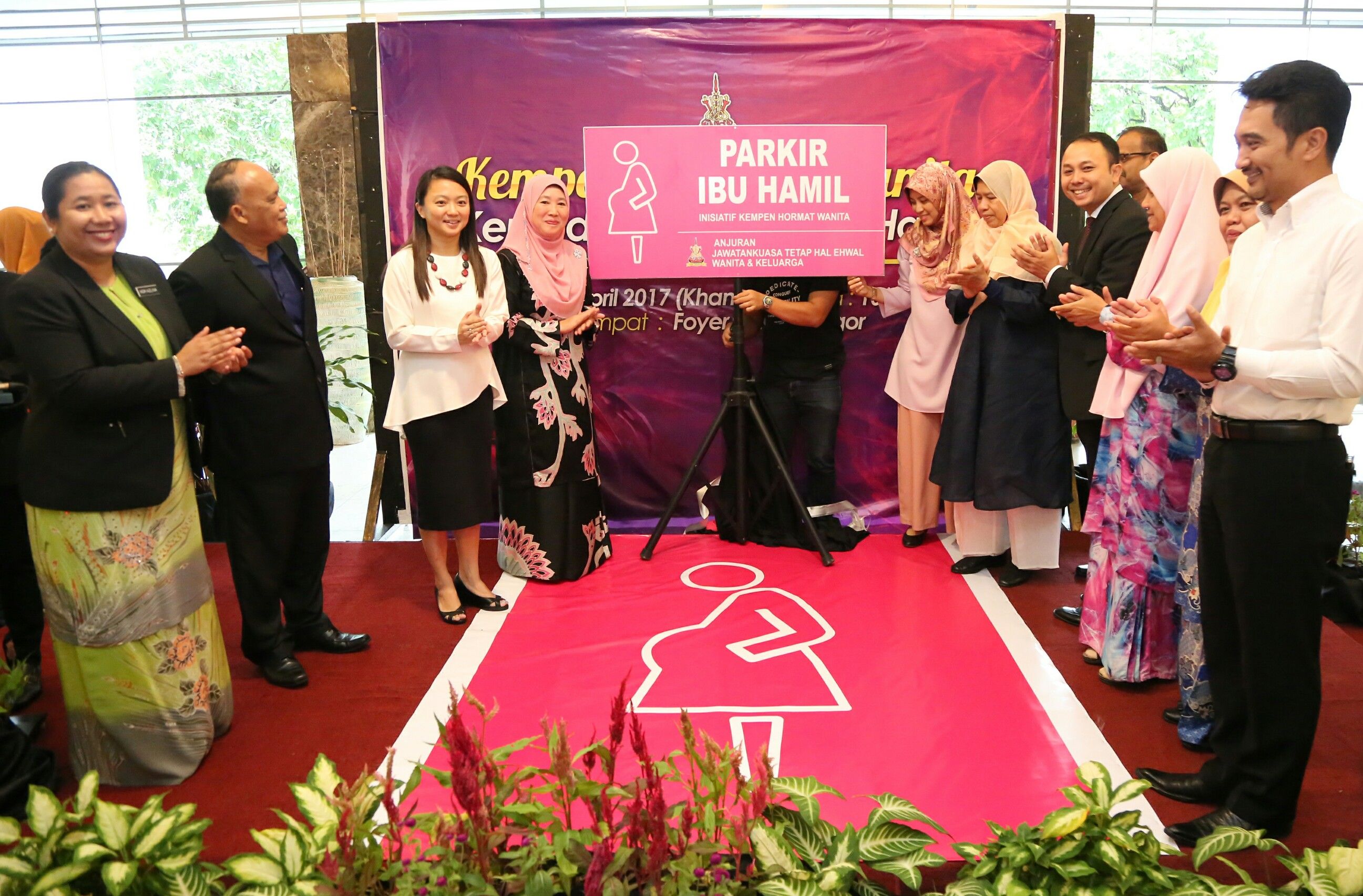 ஐடபல்யுஎச்(IWH) கர்ப்பிணி பெண்களுக்கு கார் நிறுத்துமிடம்