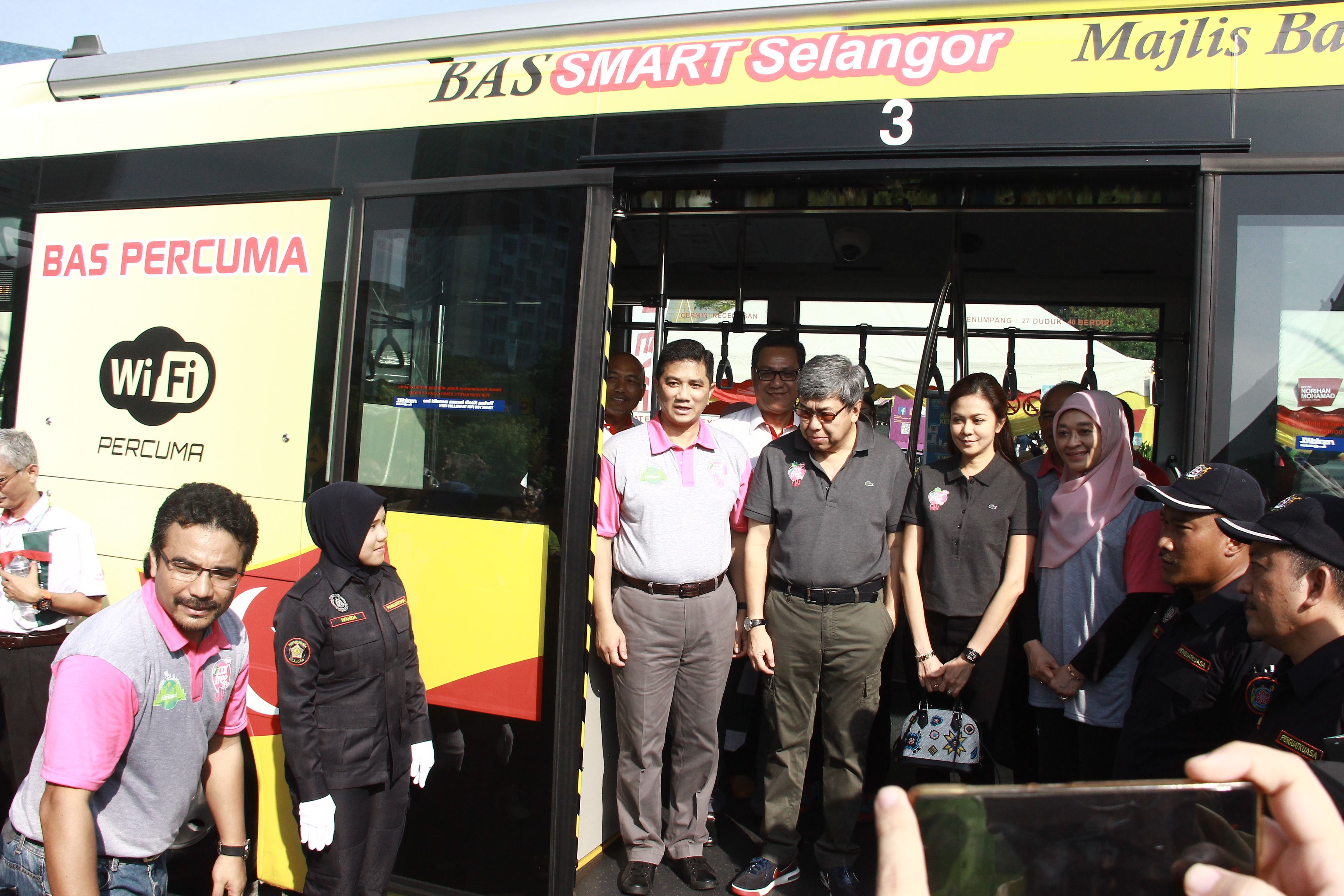 மின்னியல் கார் மற்றும் பேருந்து சிலாங்கூர் சுல்தான் தொடக்கி வைத்தார்