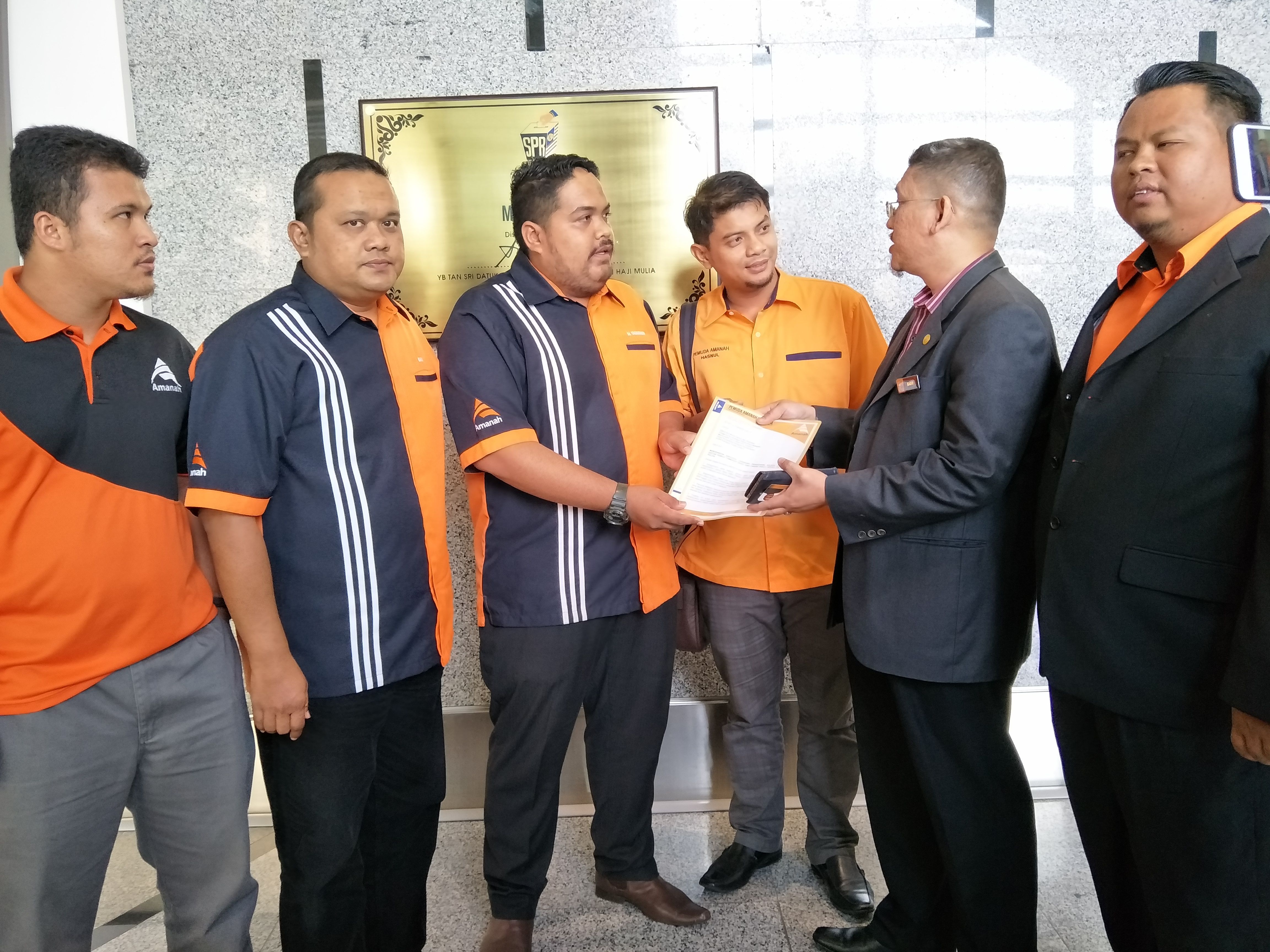 தேர்தல் ஆணையம் கூடுதல் வாக்காளர் பட்டியல் விநியோகத் தடையை நீக்க வேண்டும்